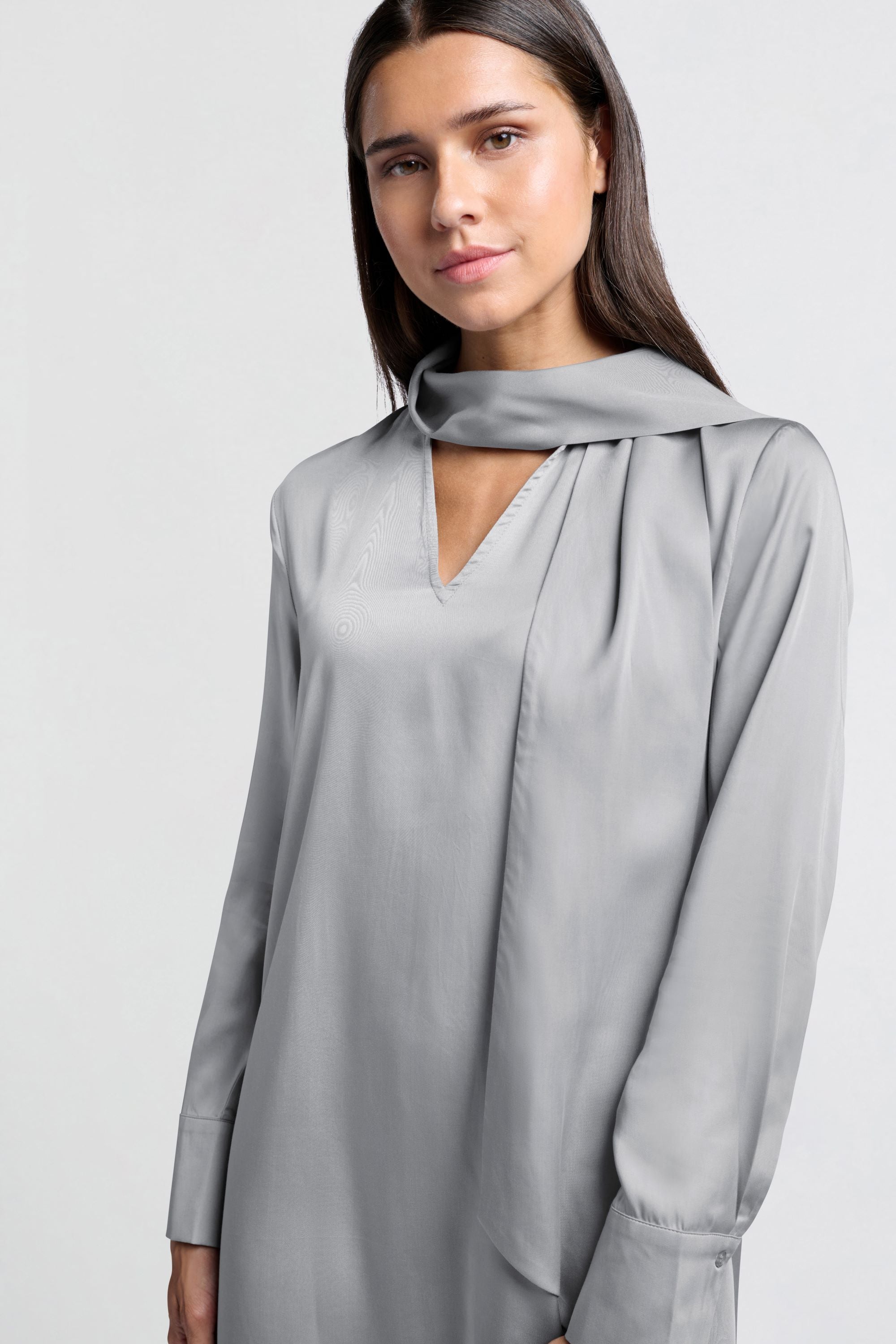 Fließendes Kleid mit Schleifendetail und V-Ausschnitt