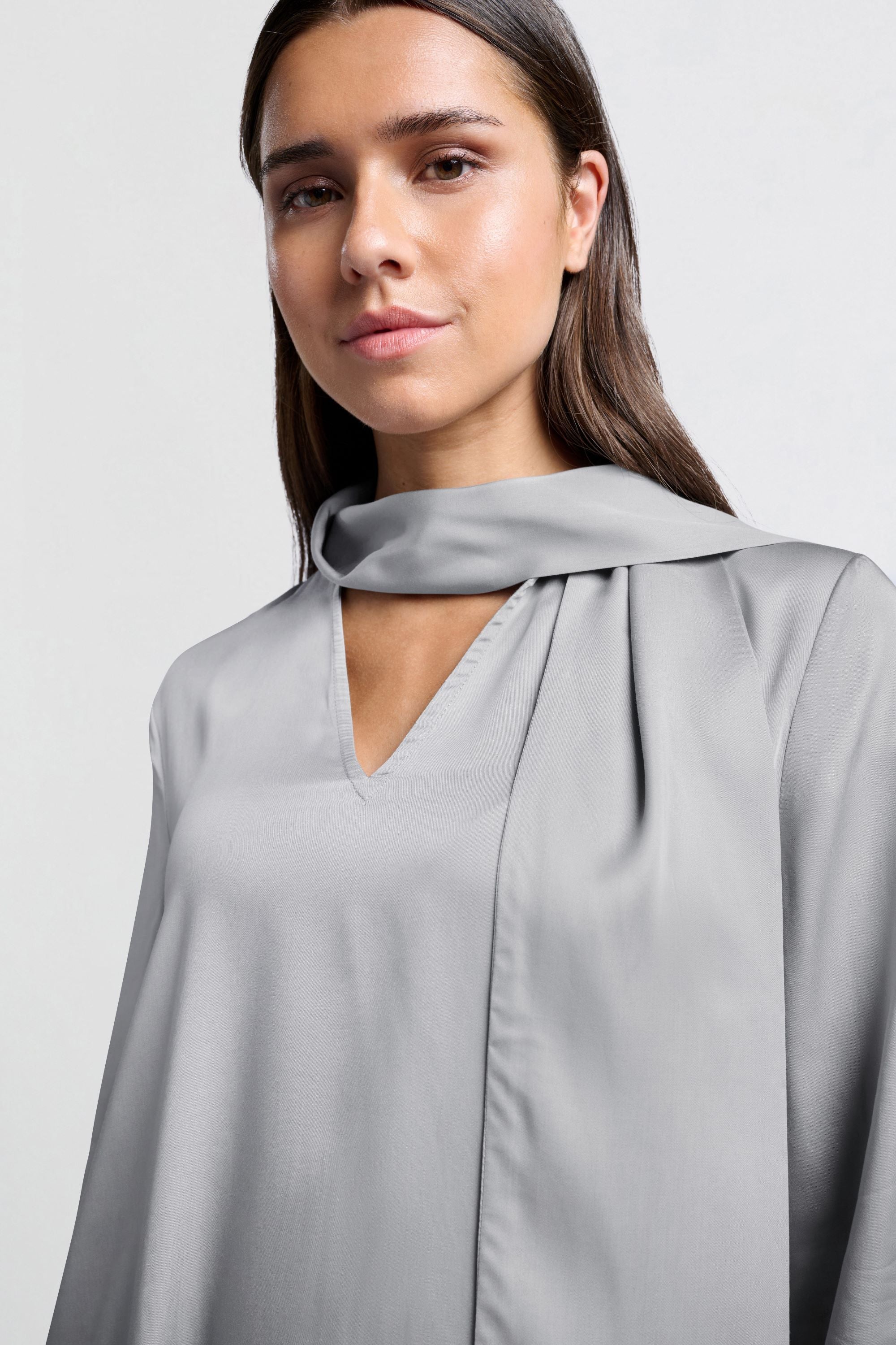 Fließendes Kleid mit Schleifendetail und V-Ausschnitt