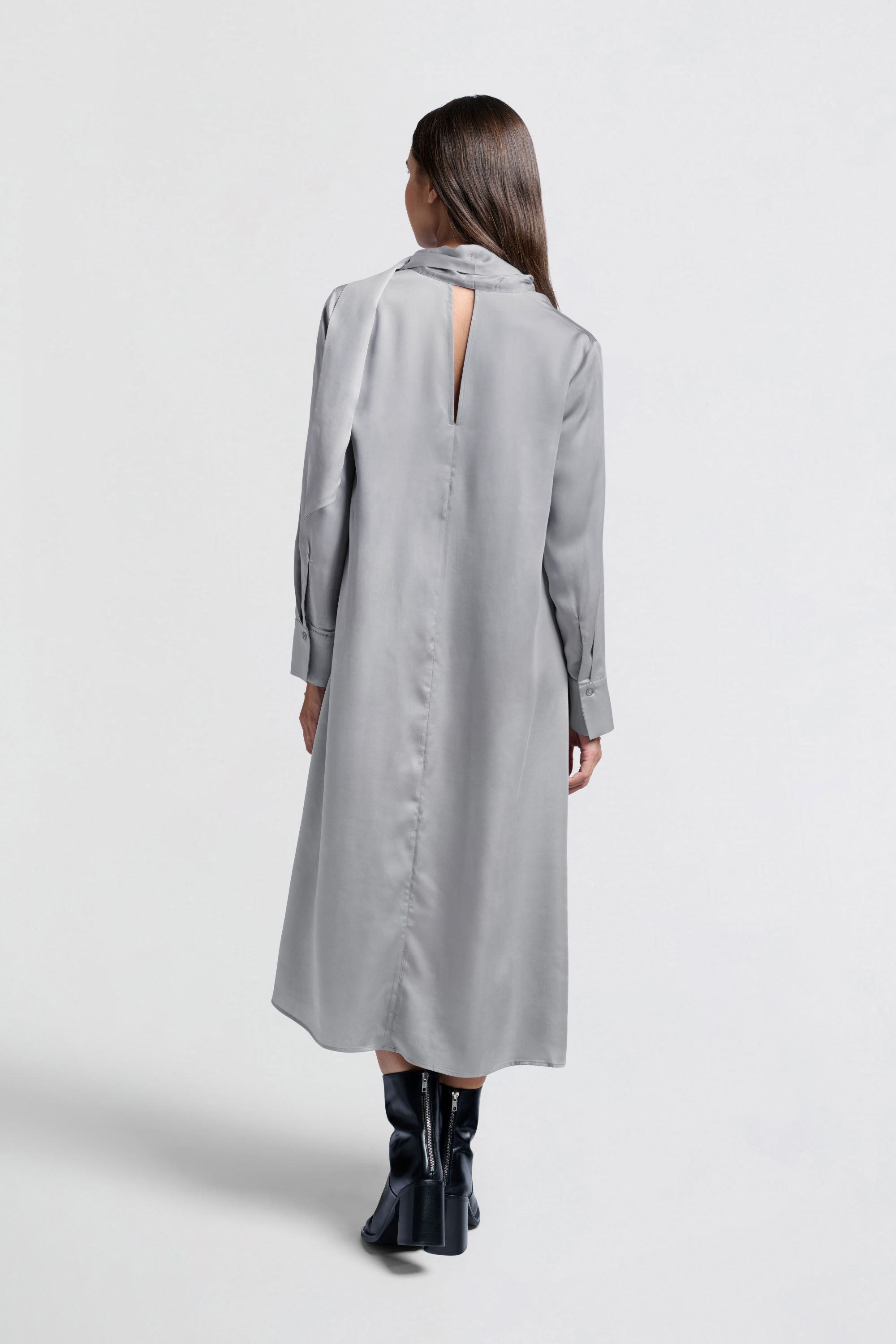 Fließendes Kleid mit Schleifendetail und V-Ausschnitt