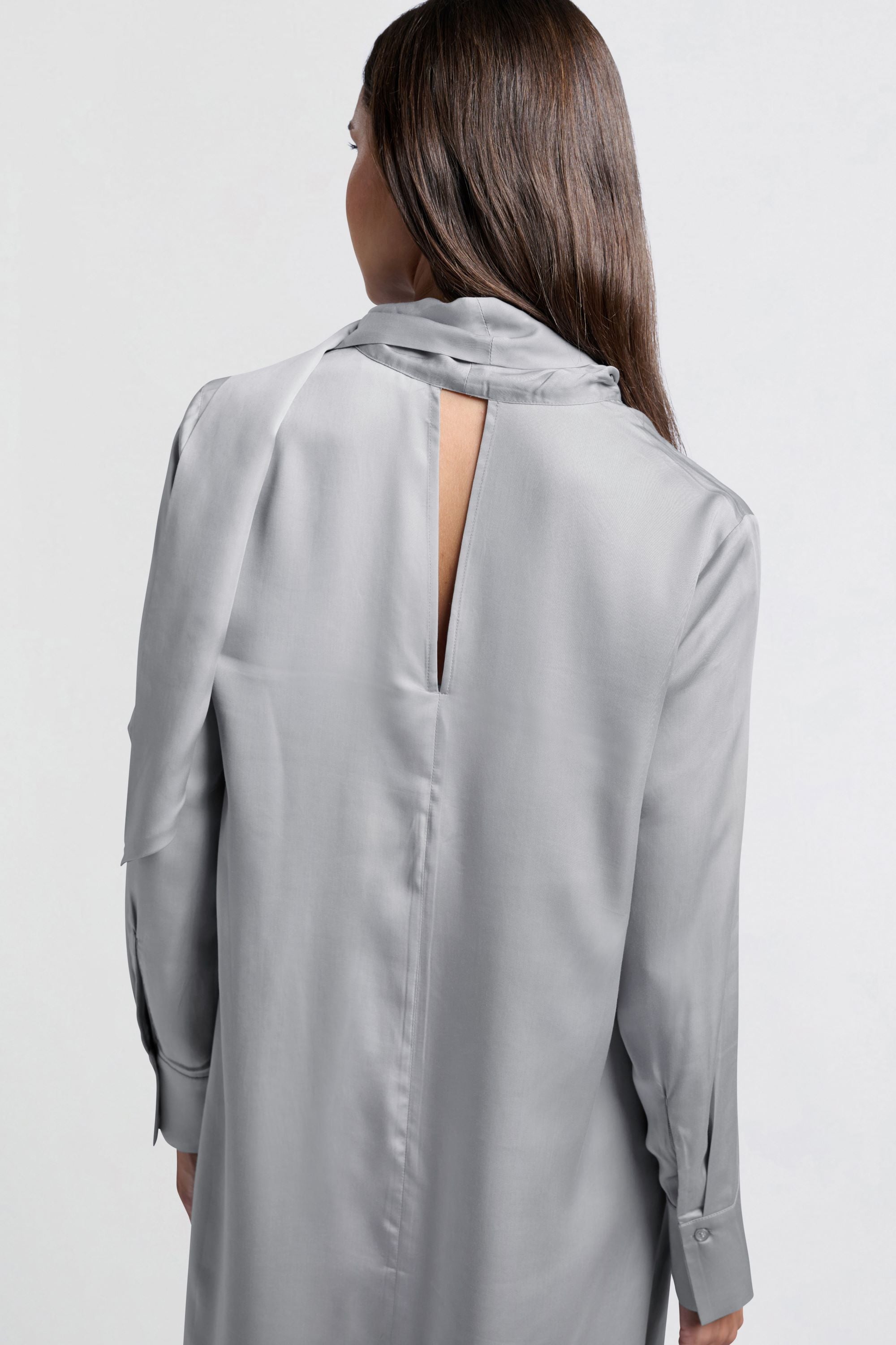 Fließendes Kleid mit Schleifendetail und V-Ausschnitt