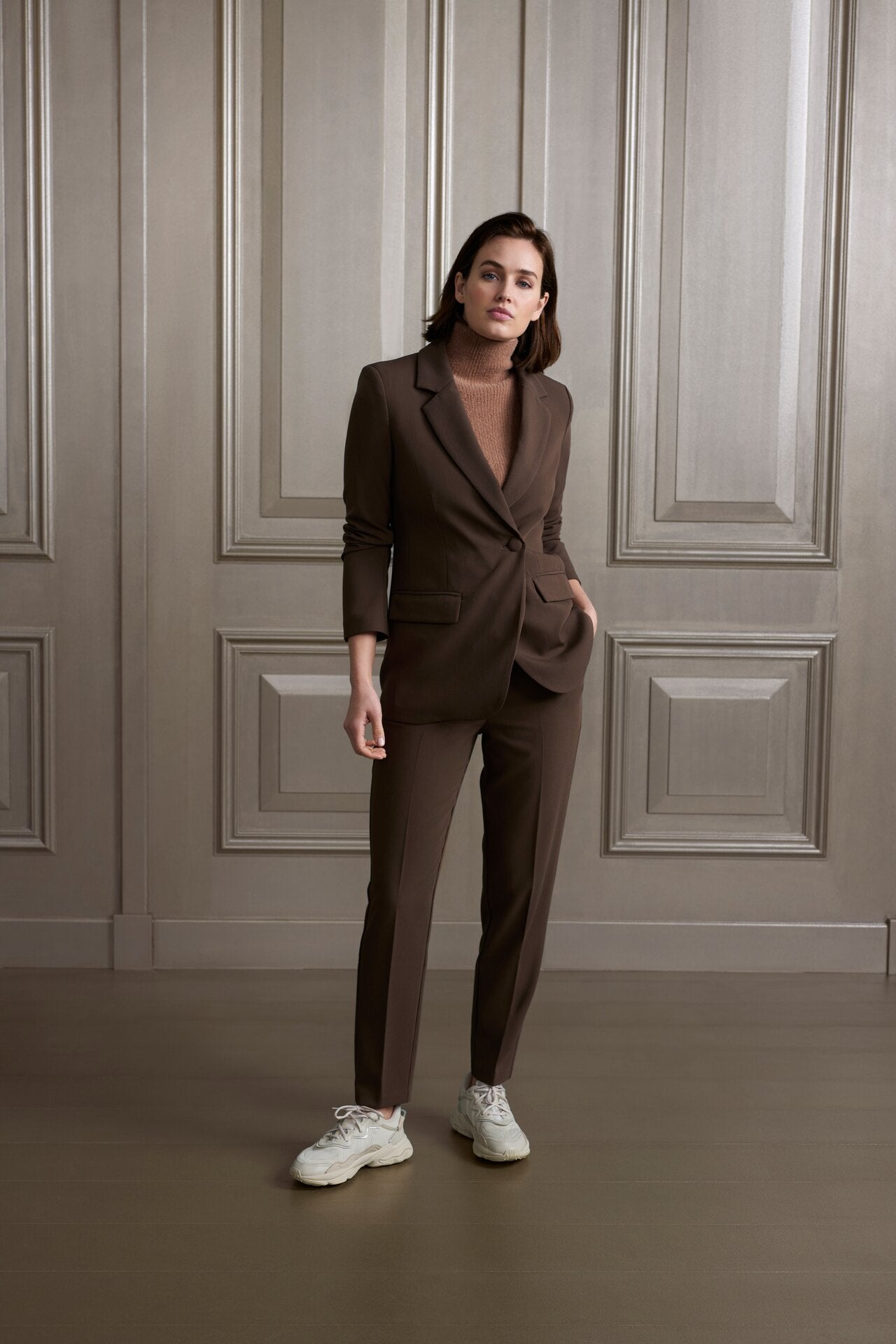 Geweven blazer met aansluitende pasvorm met knoop en zakken