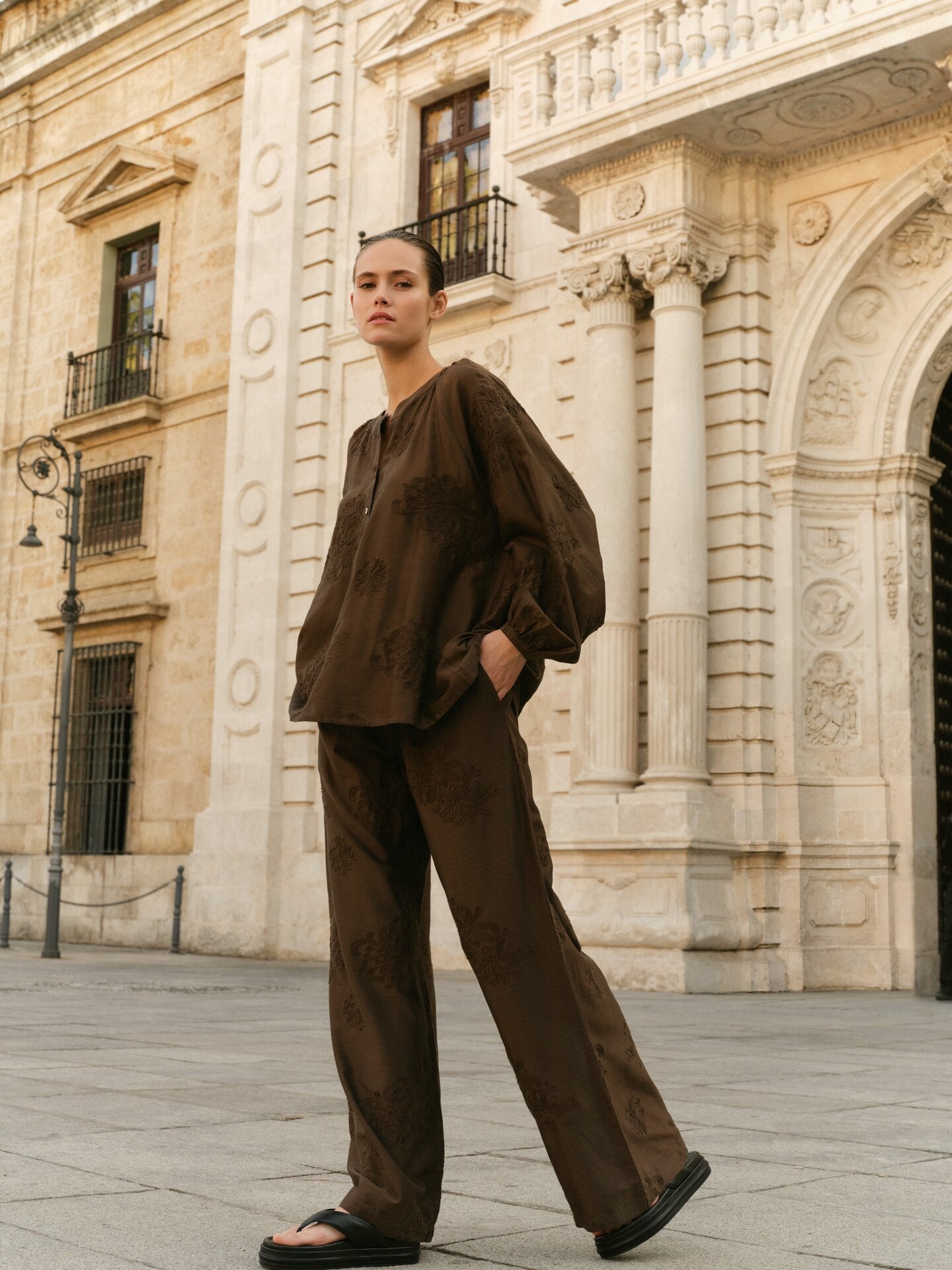 Embroidered trousers with wide legs and elastic waist