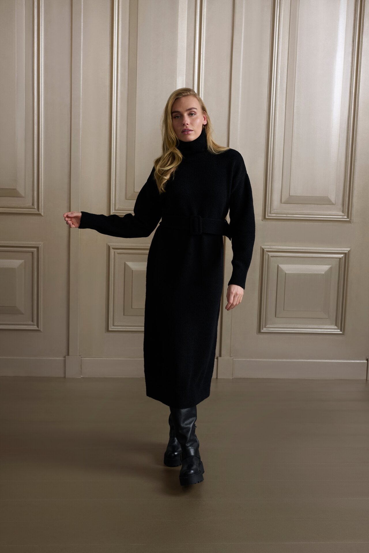 Midi-Strickkleid mit Kragen und Taillengürtel