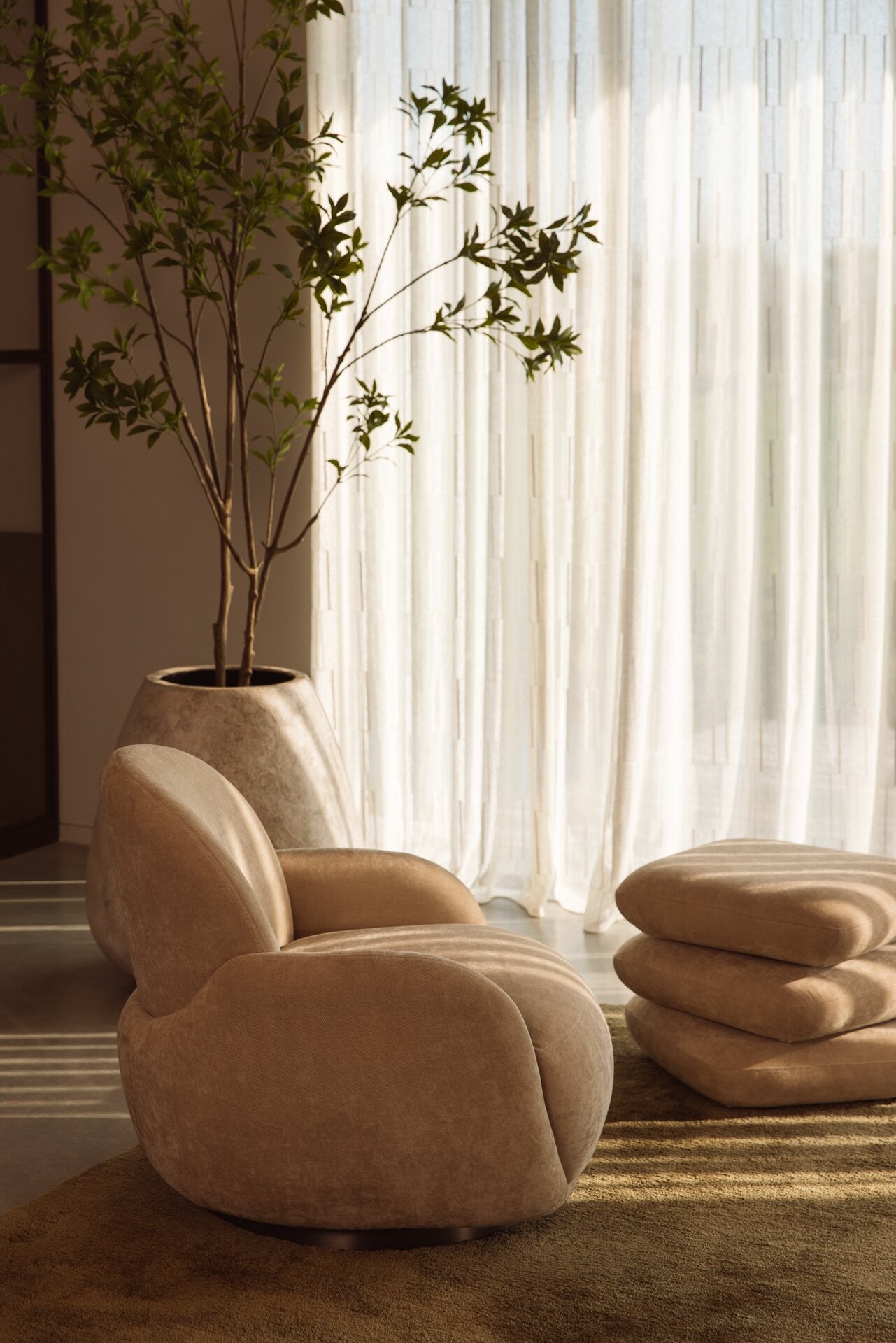 Round swivel lounge chair