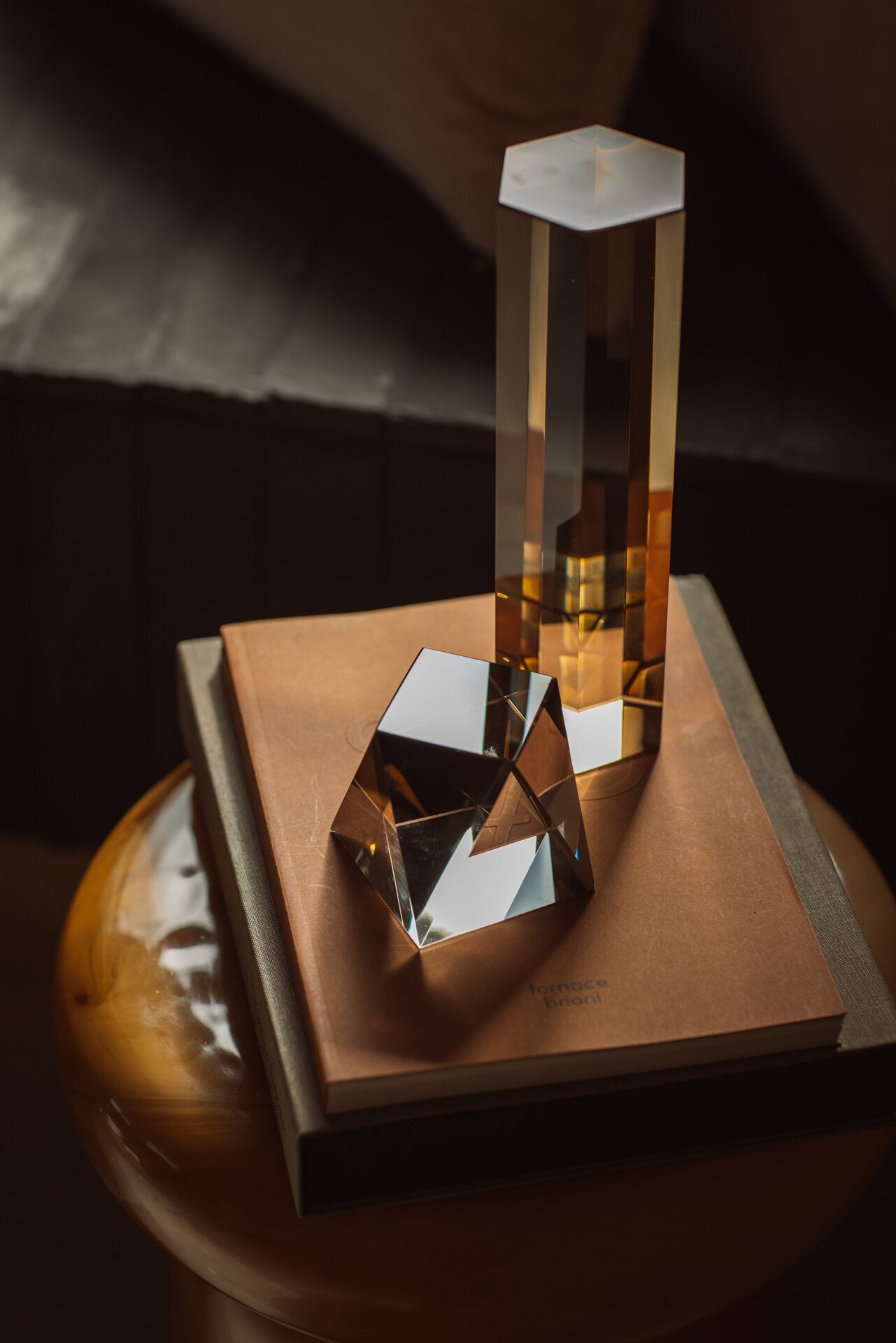 Glasskulptur mit geometrischer Form