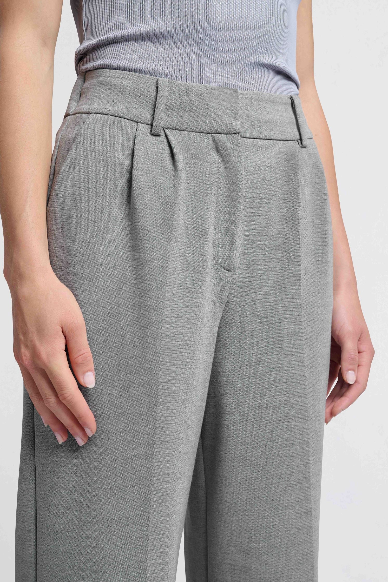 Geweven broek met wijde pijpen, zakken en plooidetails