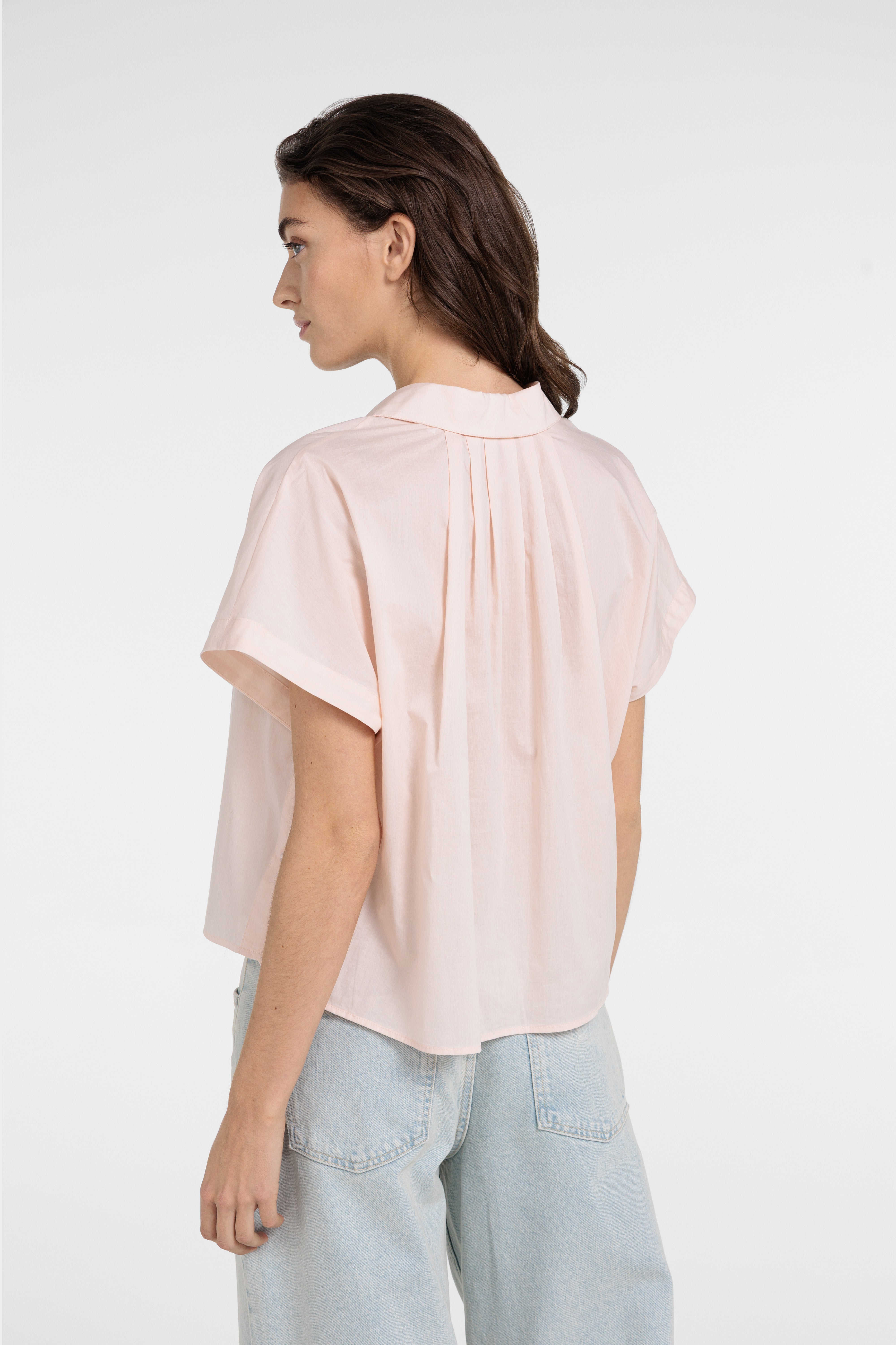 Ärmellose Bluse mit Zierknöpfen