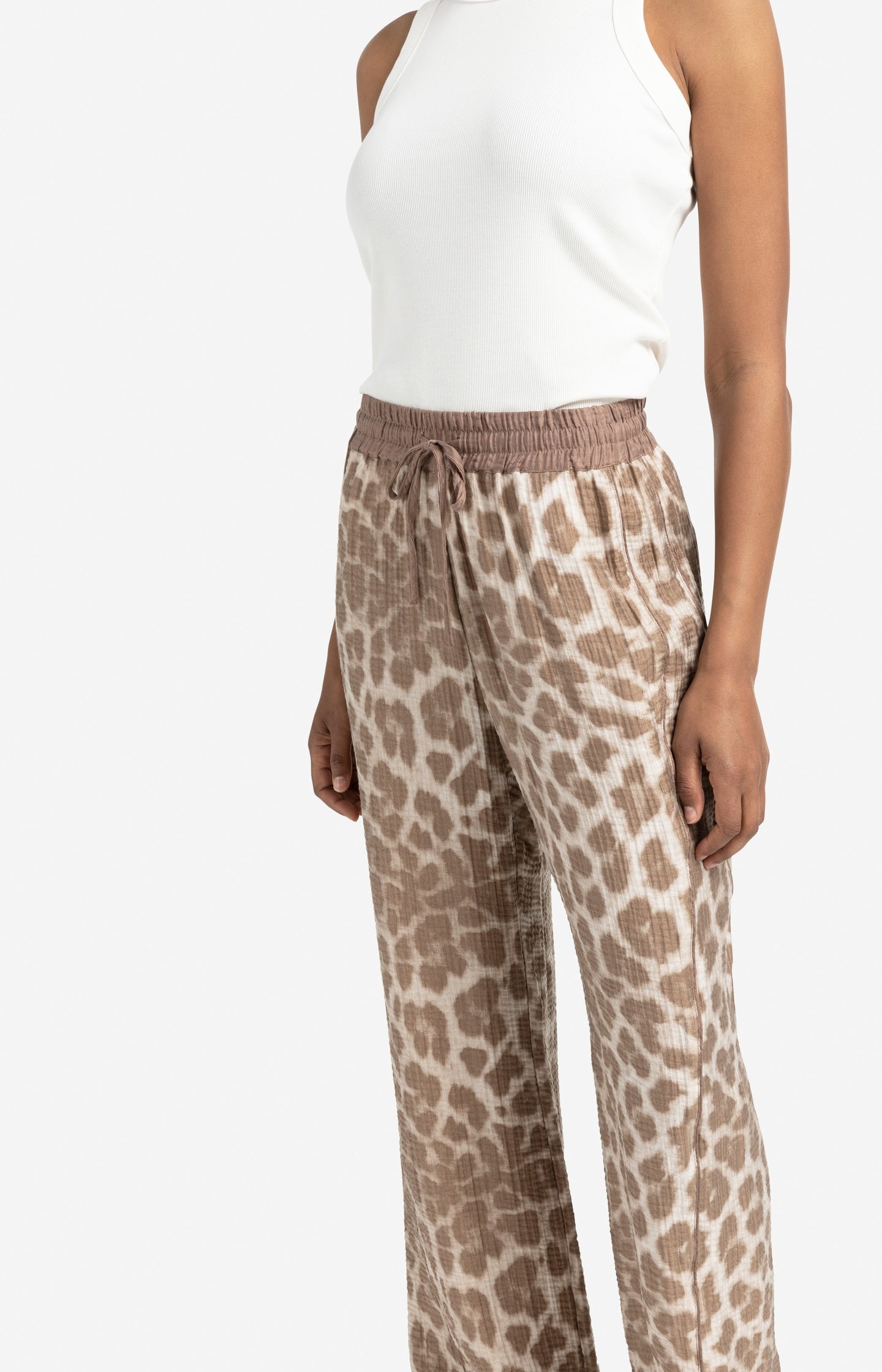 Airy leopard print trousers with wide legs