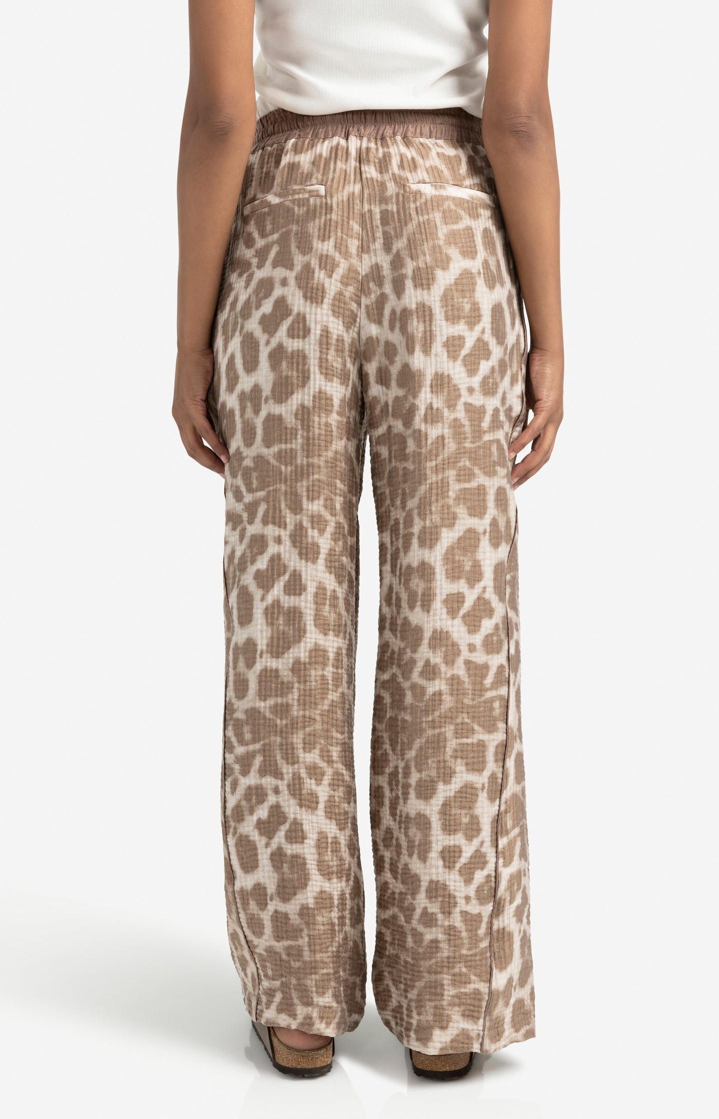 Airy leopard print trousers with wide legs