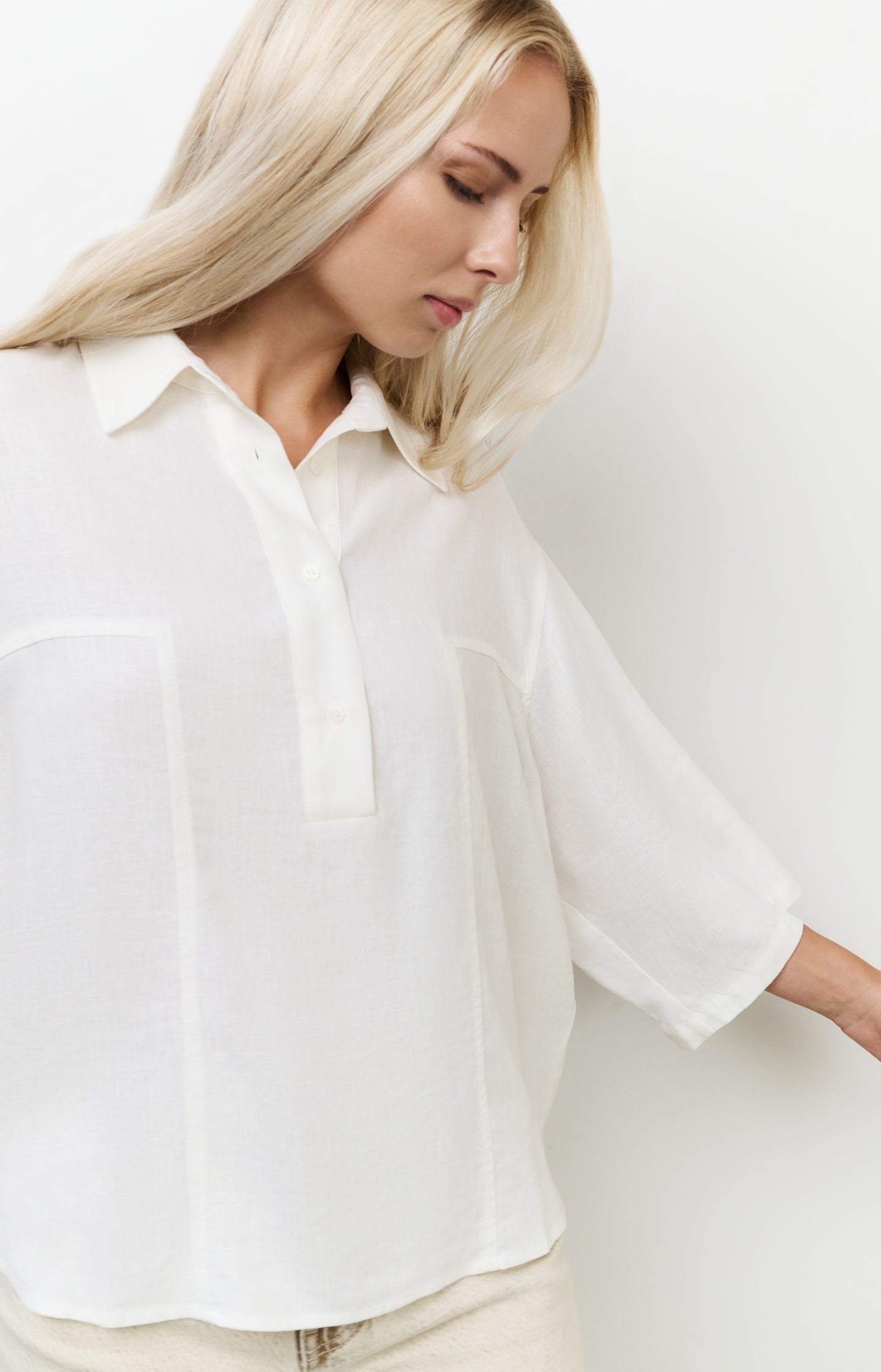 Airy polo top with half sleeves and collar