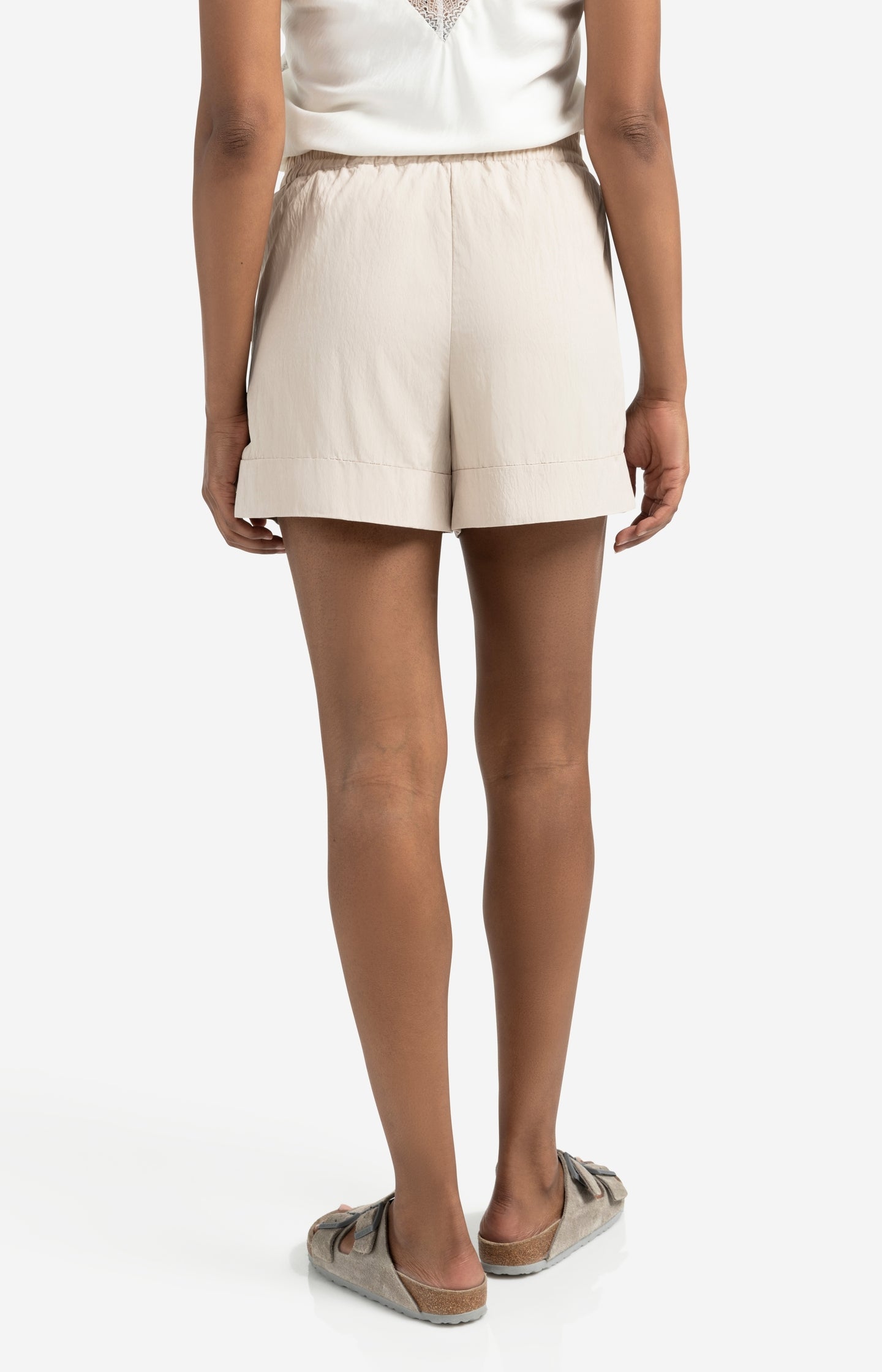 Airy shorts with turn-ups and elastic waistband