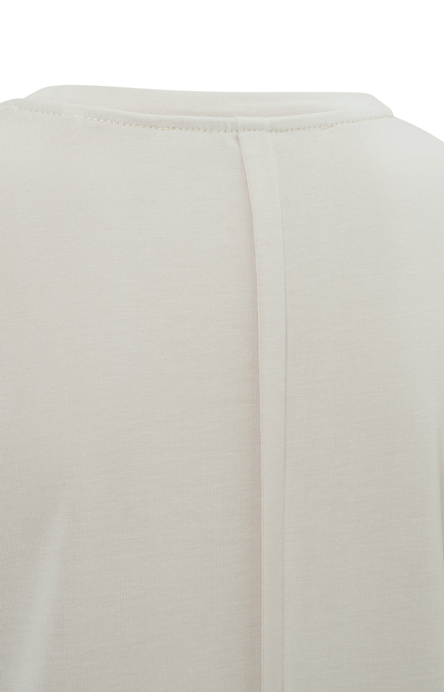 Basic T-shirt with round neck and short sleeves in slim fit