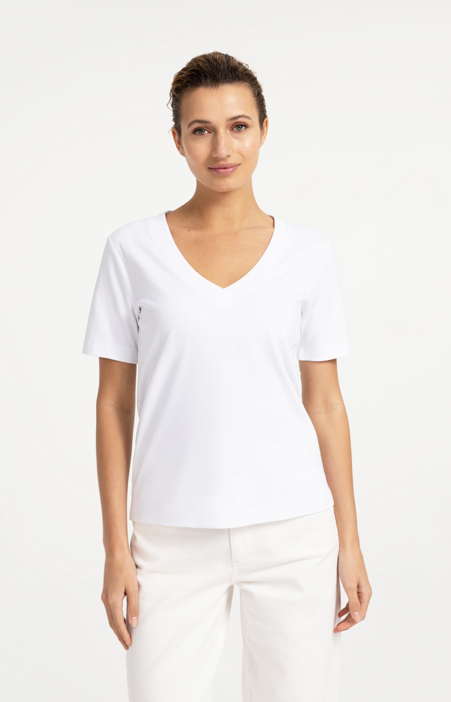 Basic T-shirt with V-neck and short sleeves - Type: lookbook