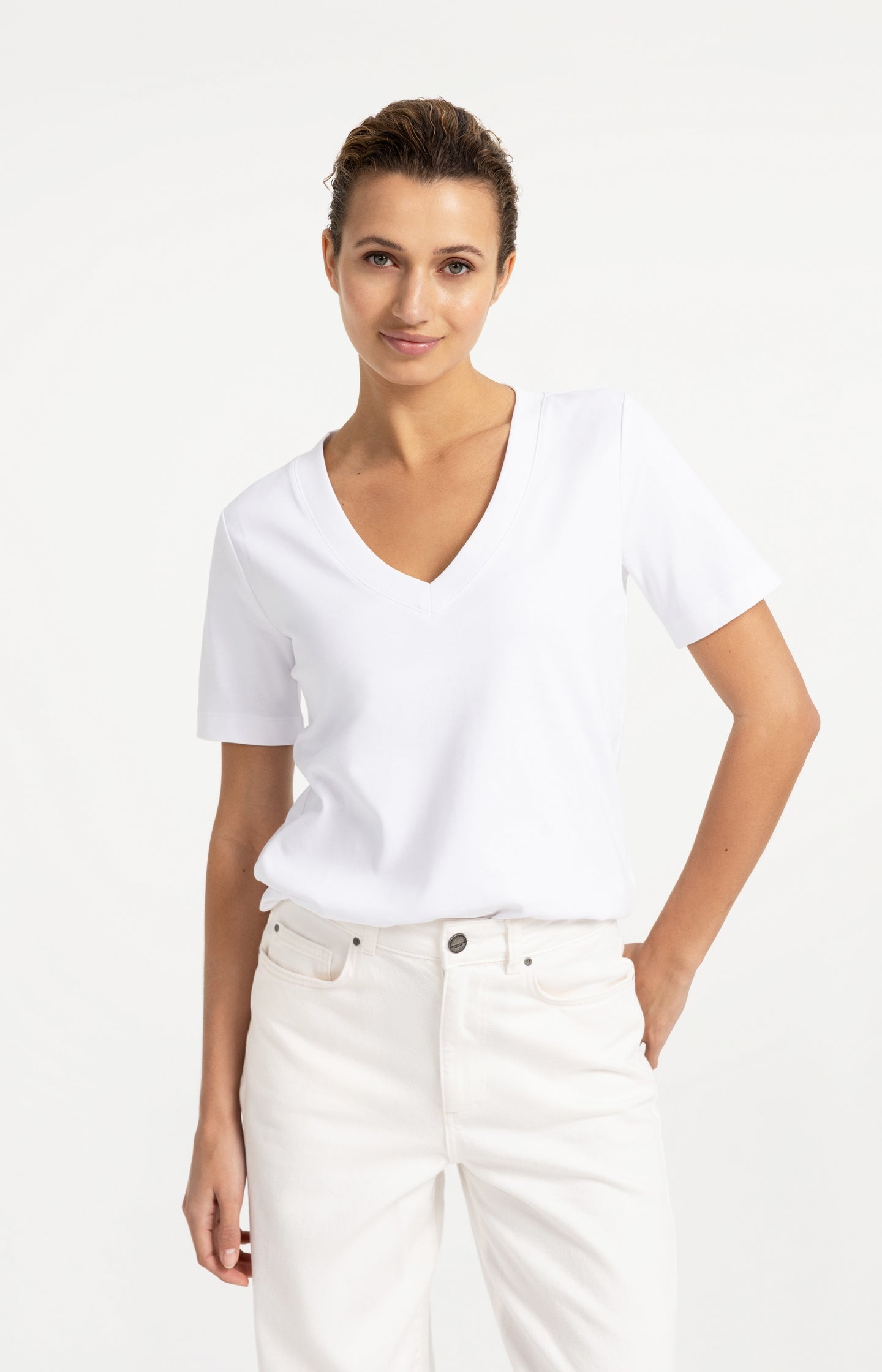 Basic T-shirt with V-neck and short sleeves - Type: lookbook