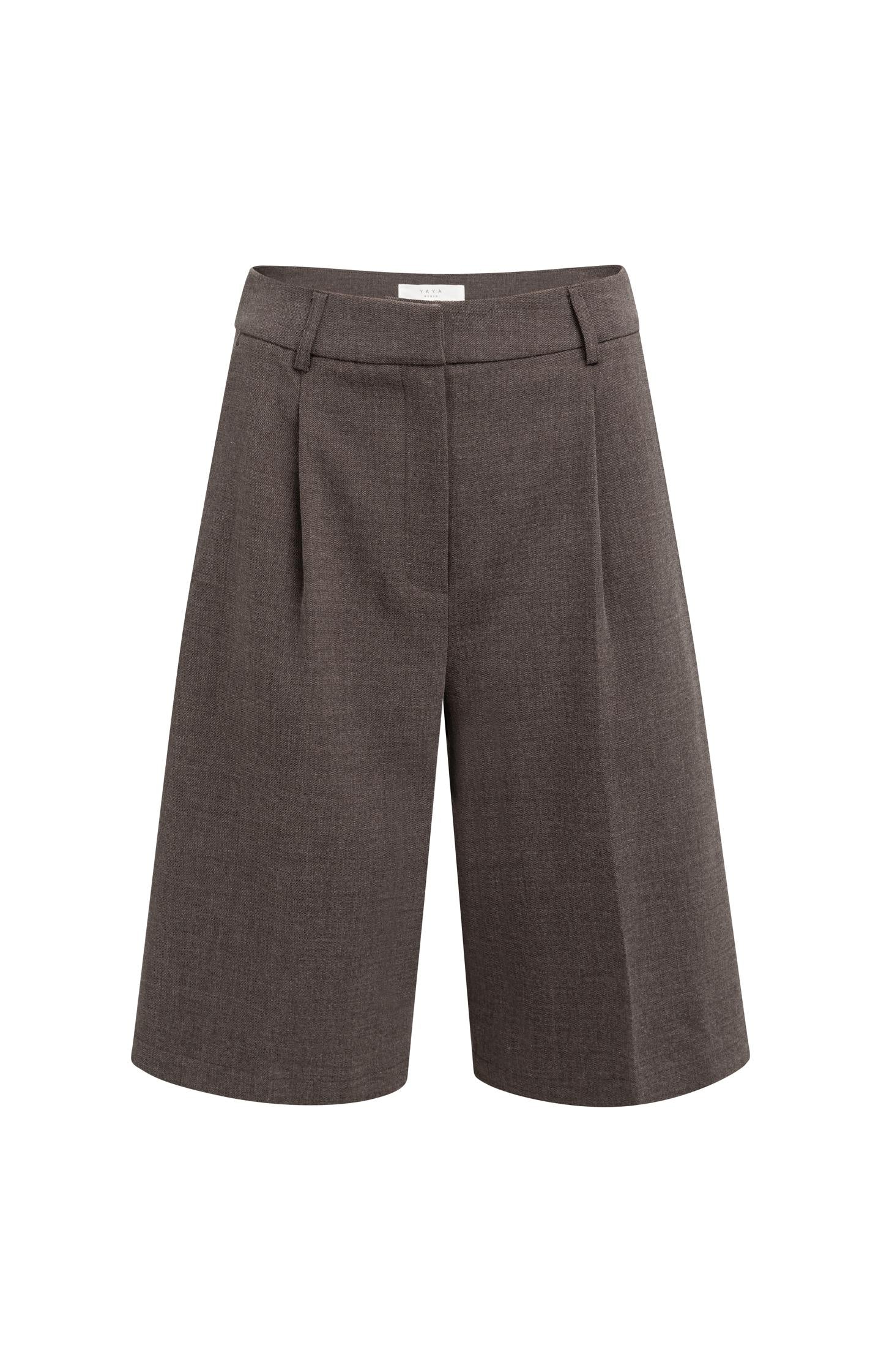 Bermuda shorts with high-waist and pleats