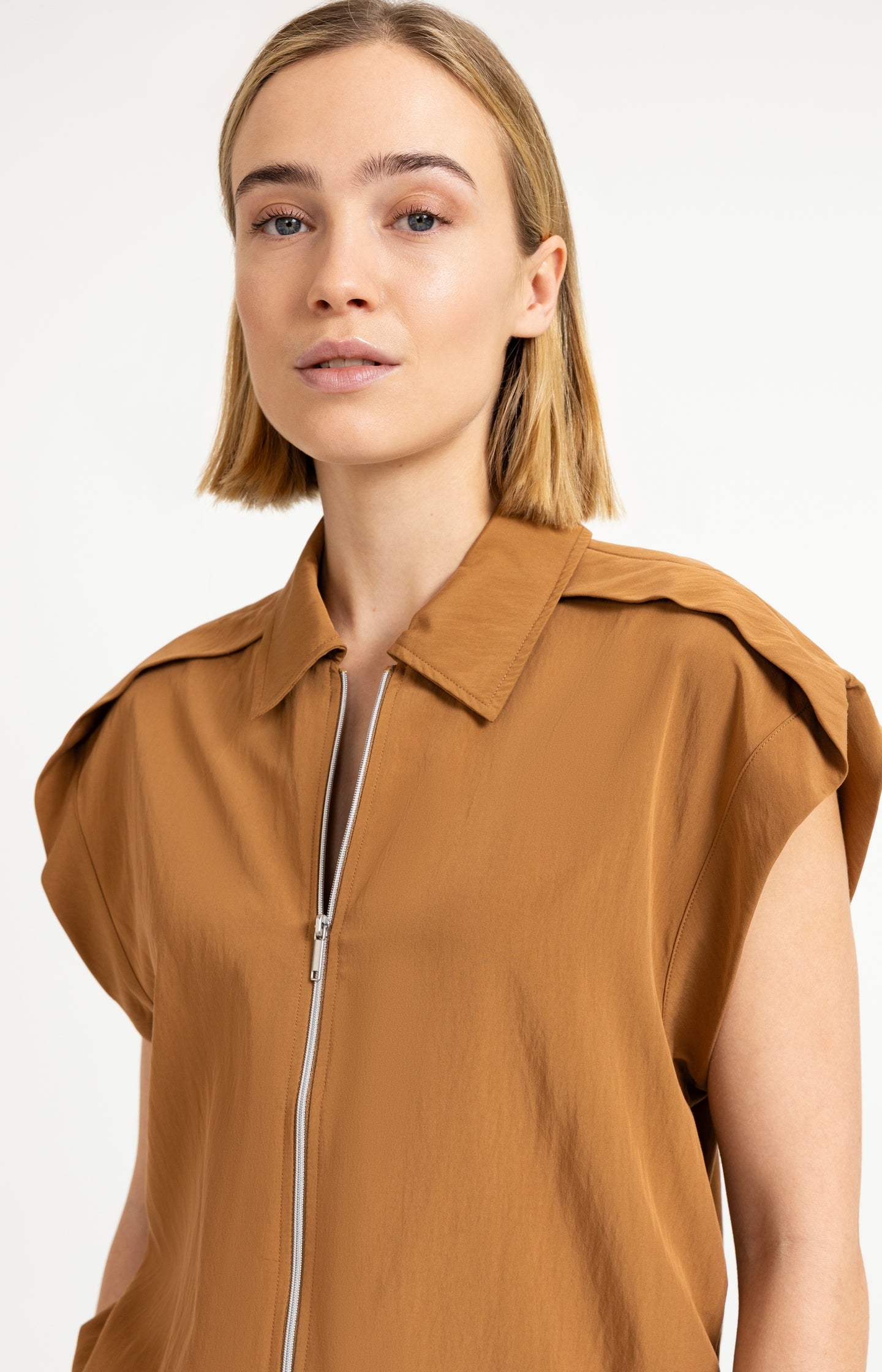 Blouse jacket with zipper and cap sleeves - Type: video