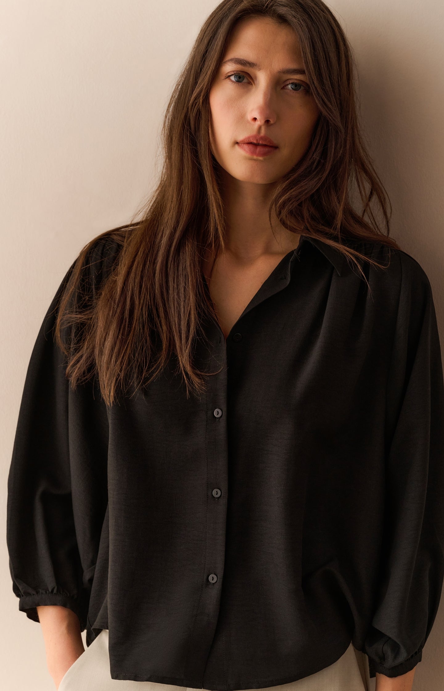 Blouse with balloon sleeves and pleats