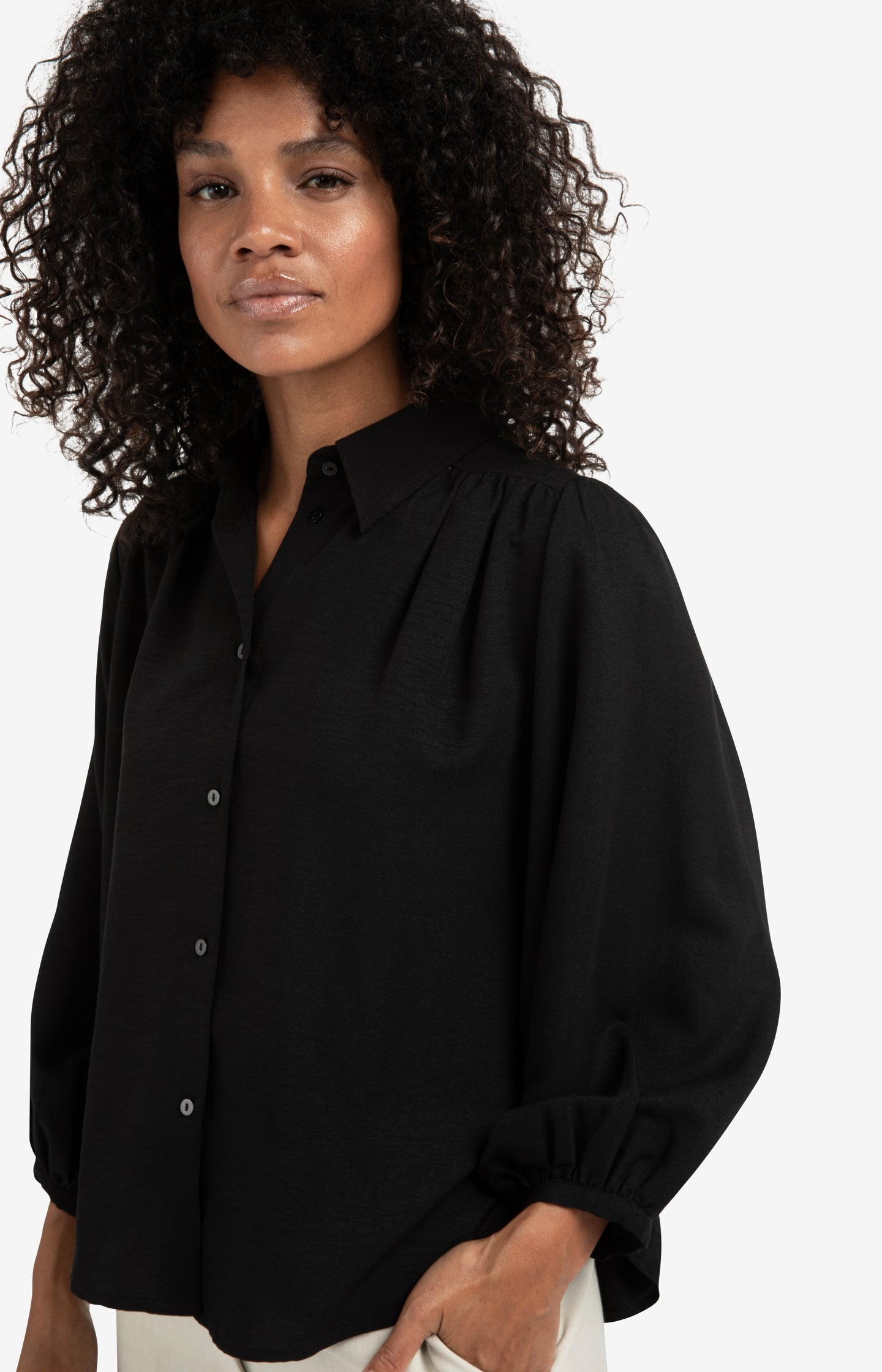 Blouse with balloon sleeves and pleats