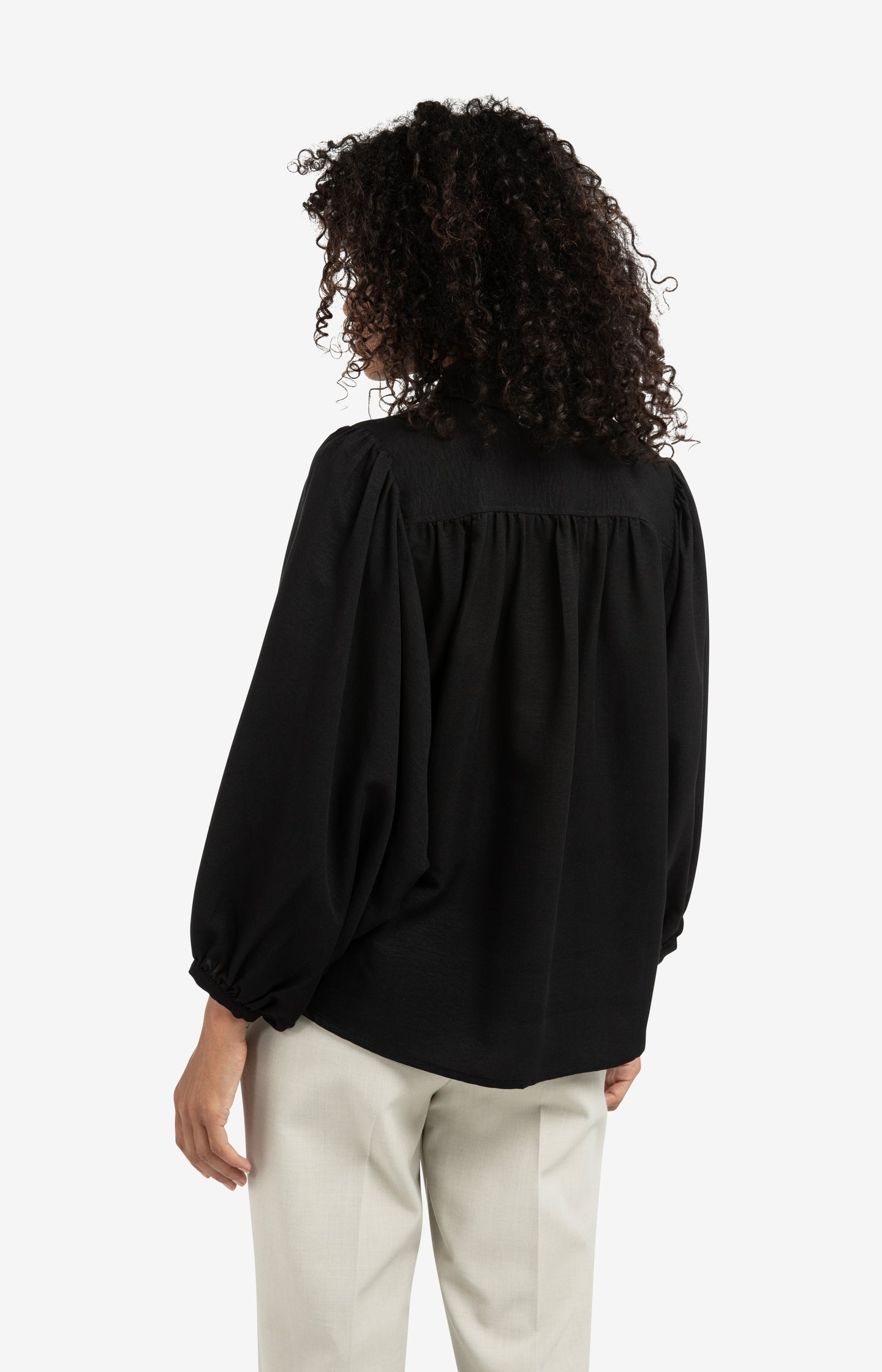 Blouse with balloon sleeves and pleats