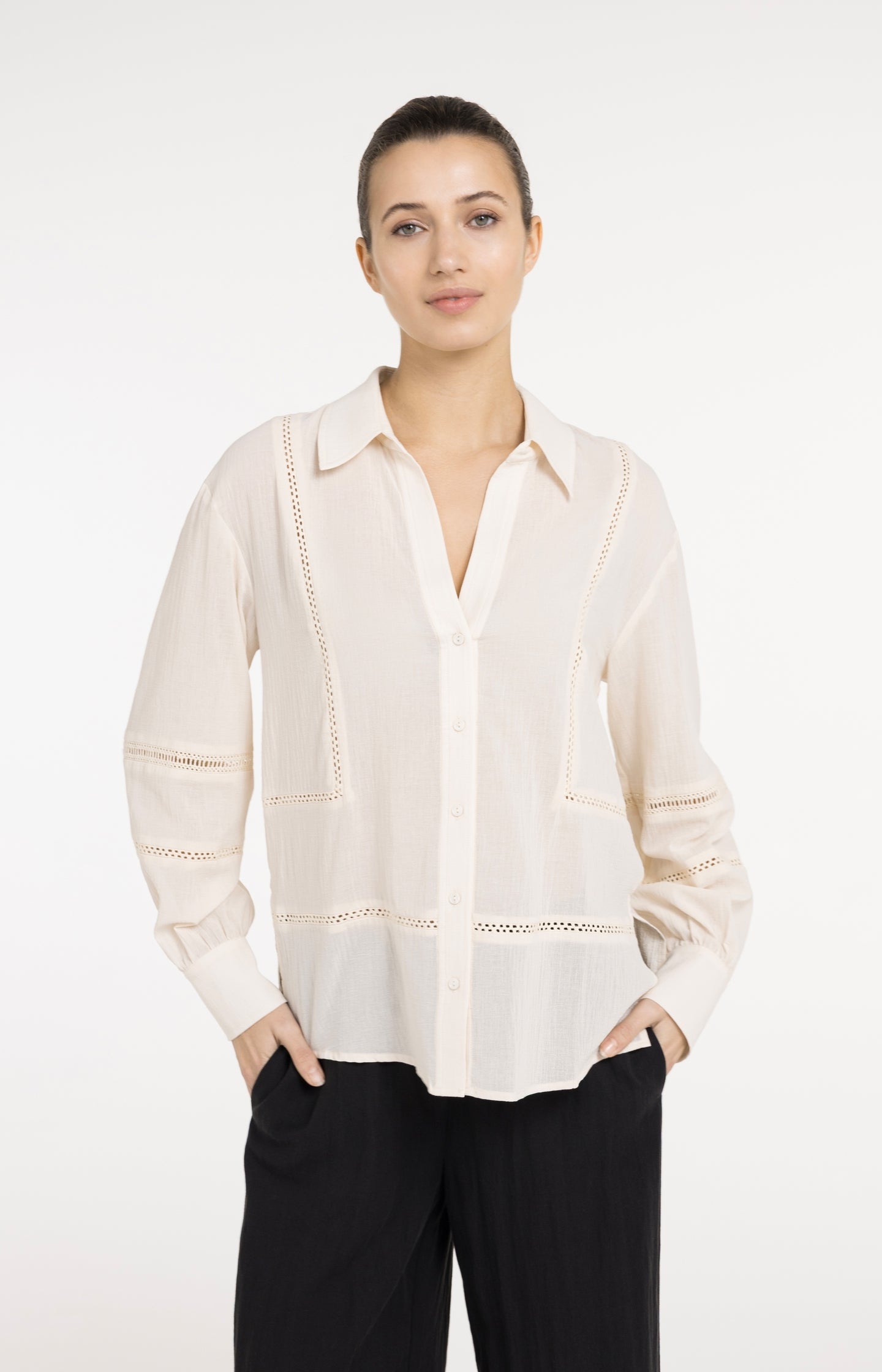 Blouse with long sleeves and lace details