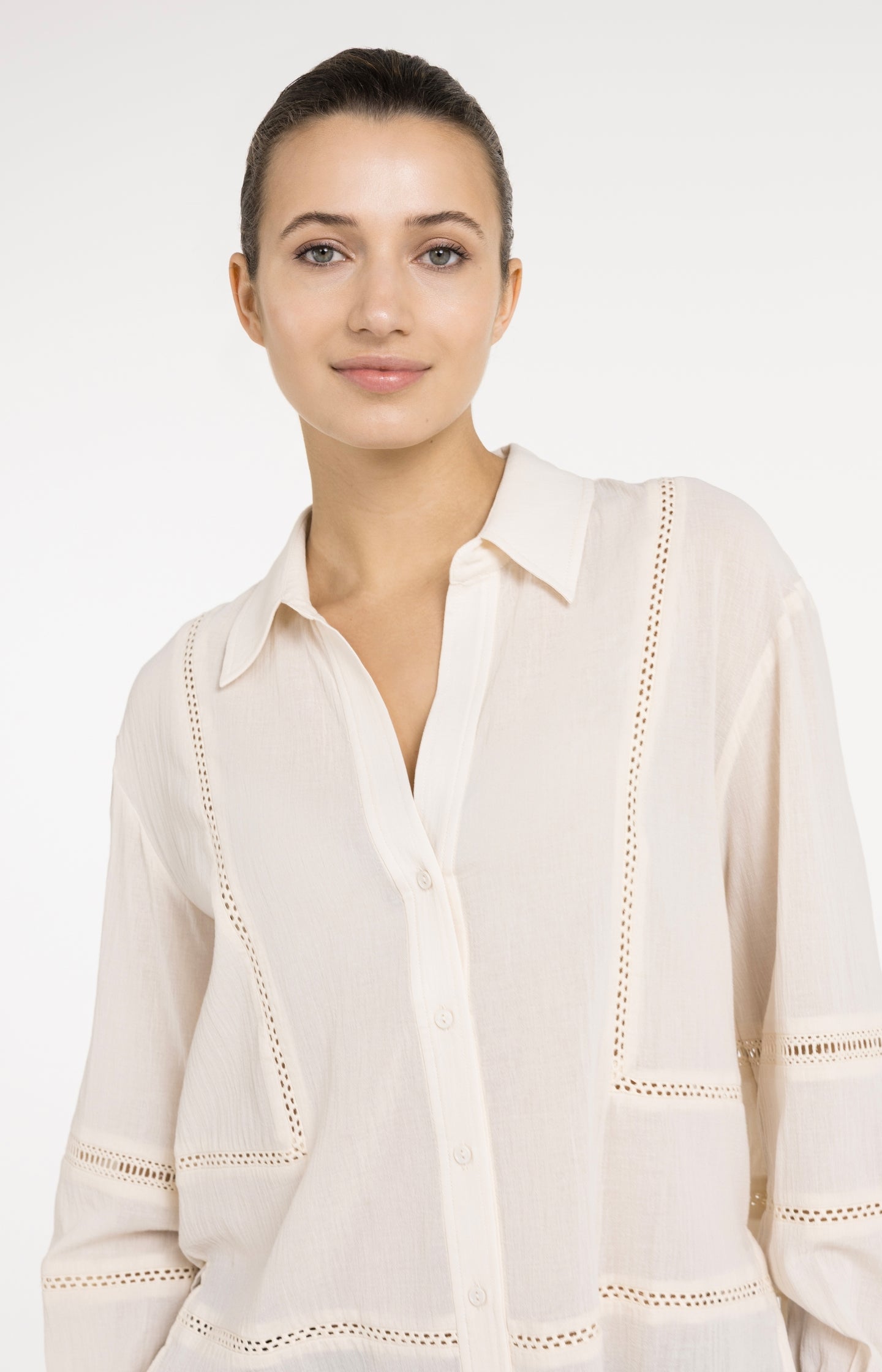 Blouse with long sleeves and lace details