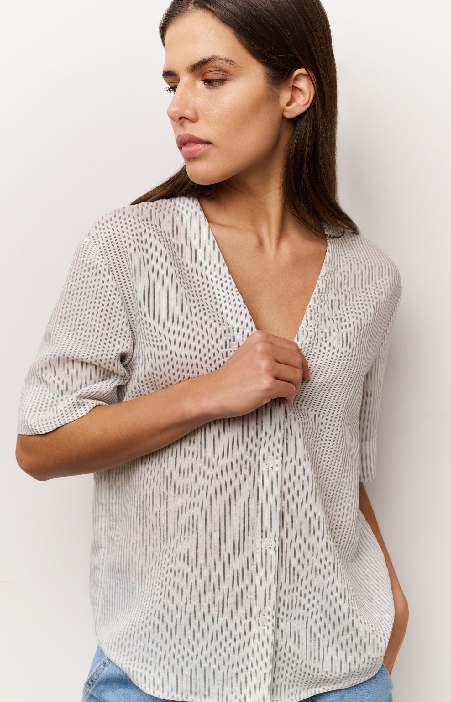 Blouse with V-neck and crossed back