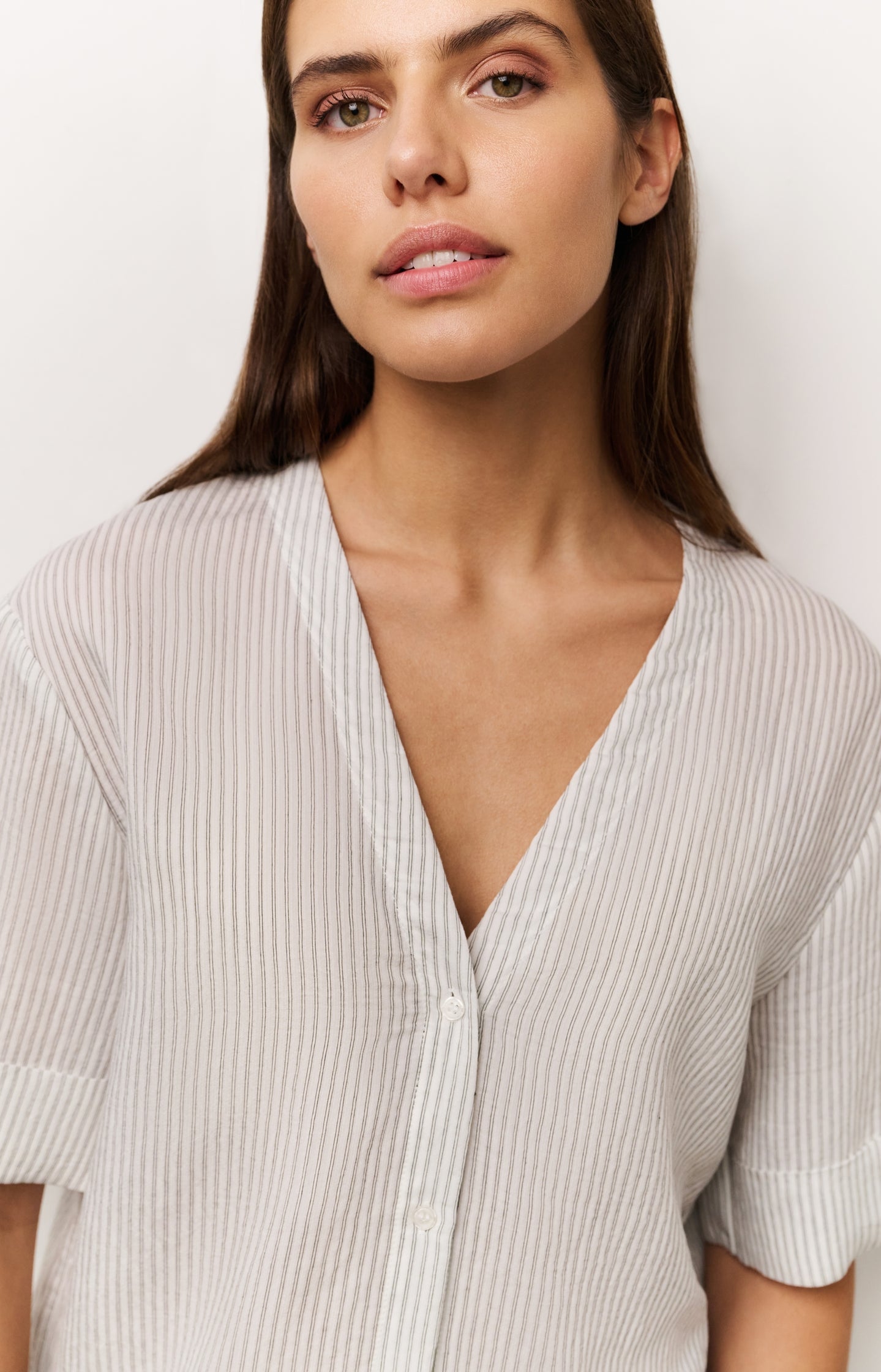 Blouse with V-neck and crossed back