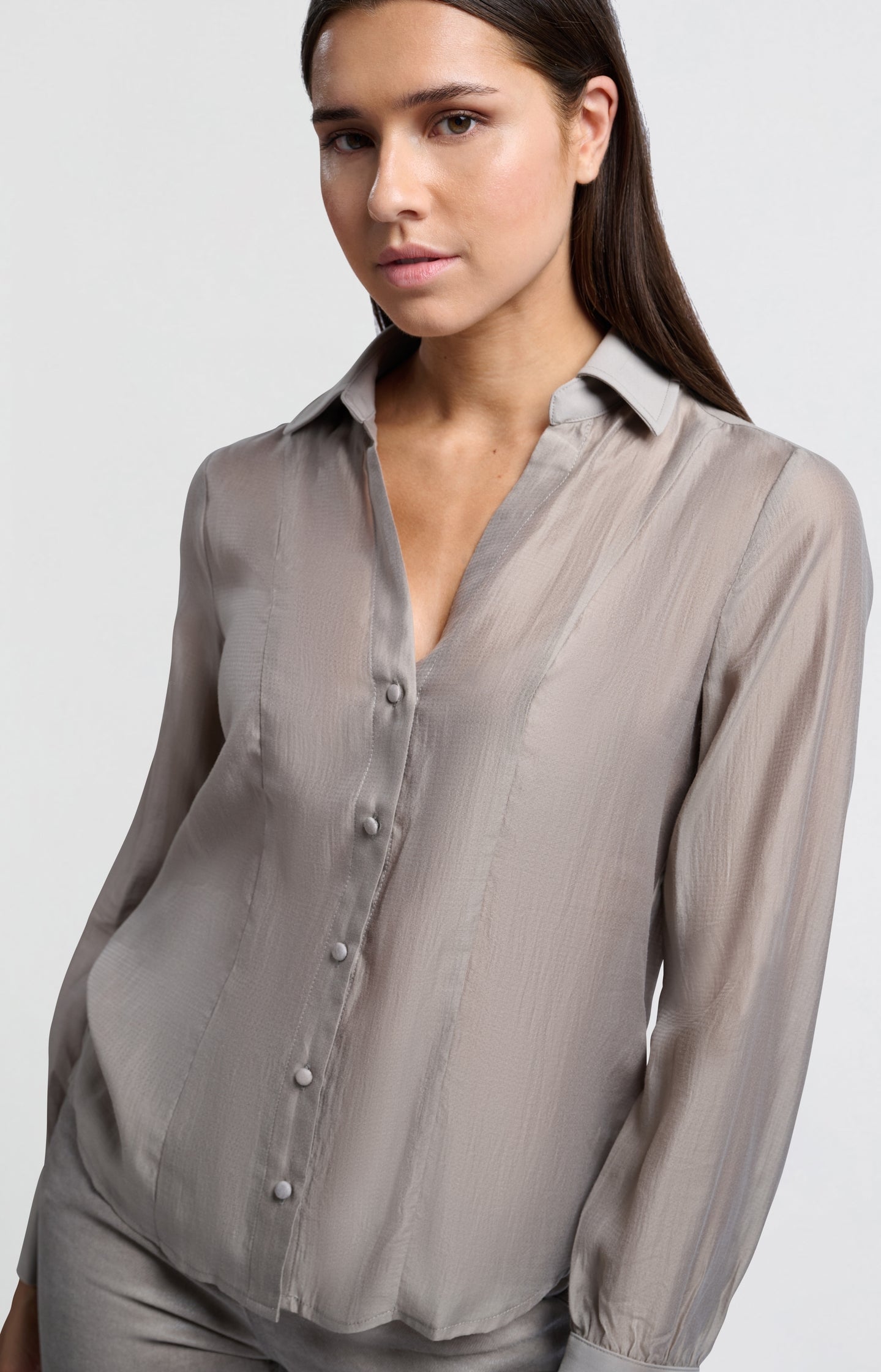 Blouse with V-neck, long sleeves and contrast collar - Type: lookbook