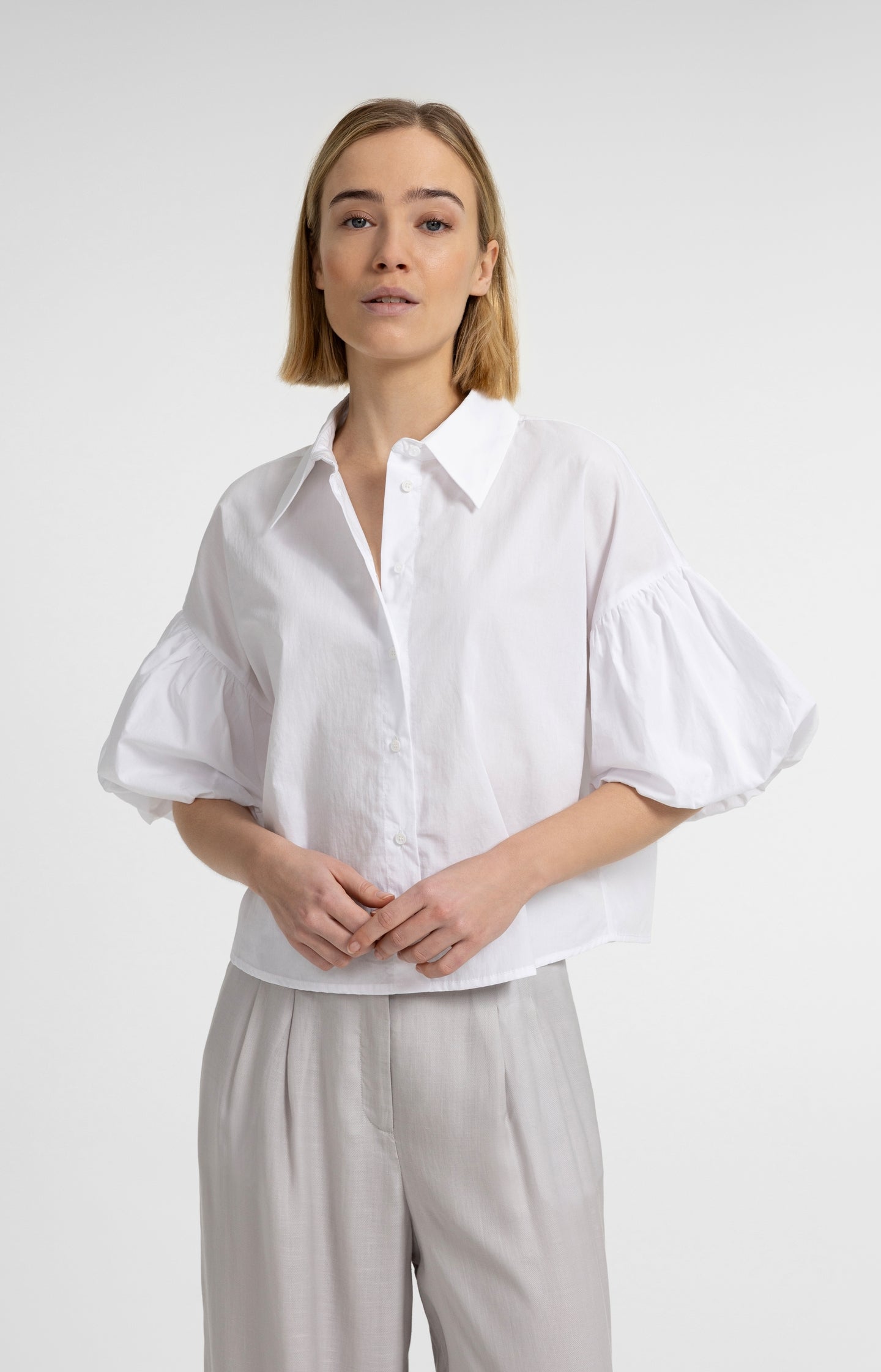 Blouse with voluminous balloon sleeves and classic collar - Type: lookbook