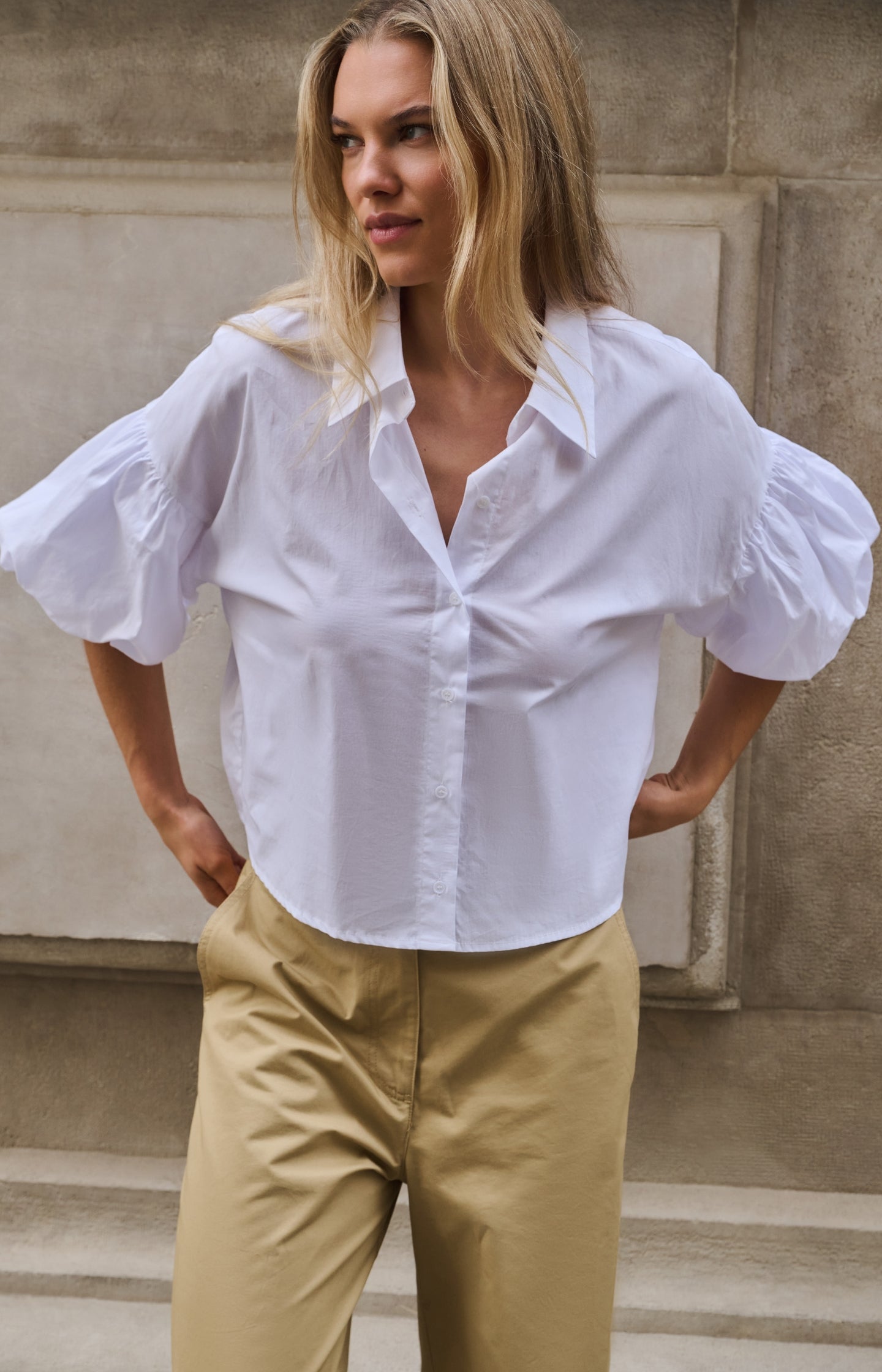 Blouse with voluminous balloon sleeves and classic collar