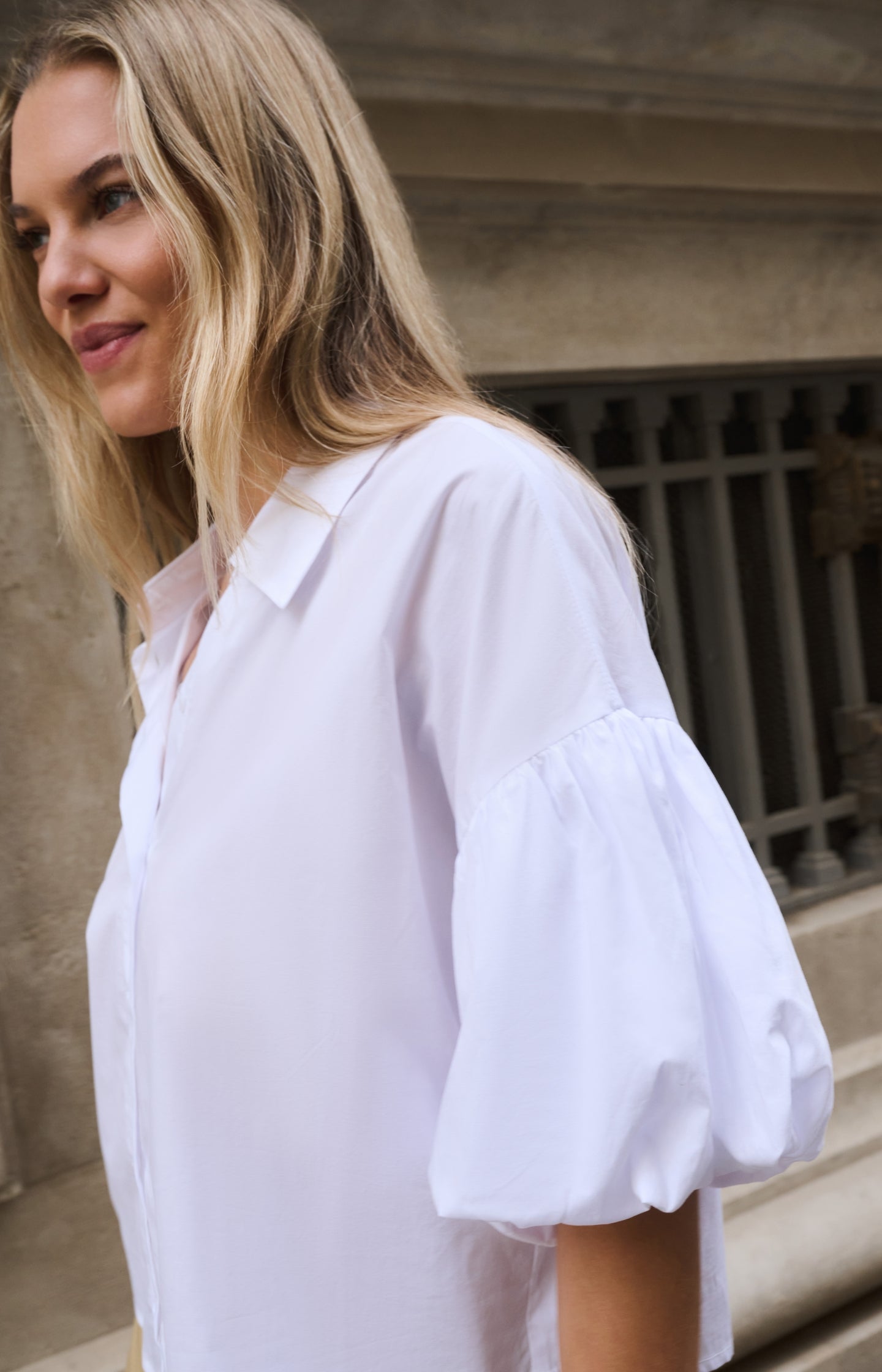 Blouse with voluminous balloon sleeves and classic collar
