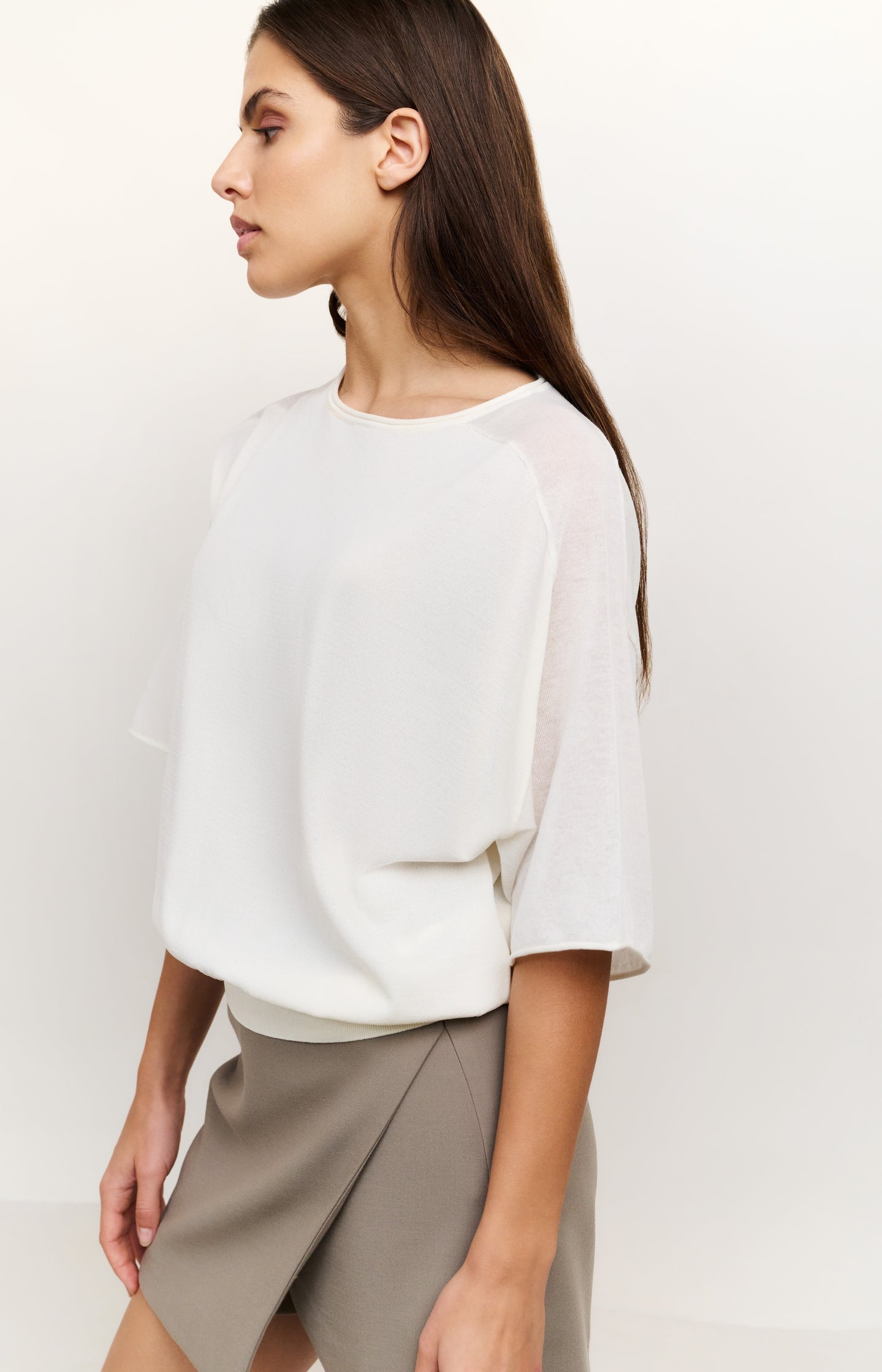 Lichtgewicht trui met boothals en semi-transparante mouwen. De verfijnde stof en losse pasvorm zorgen voor een elegante, luchtige look die comfort en stijl combineert – YAYA