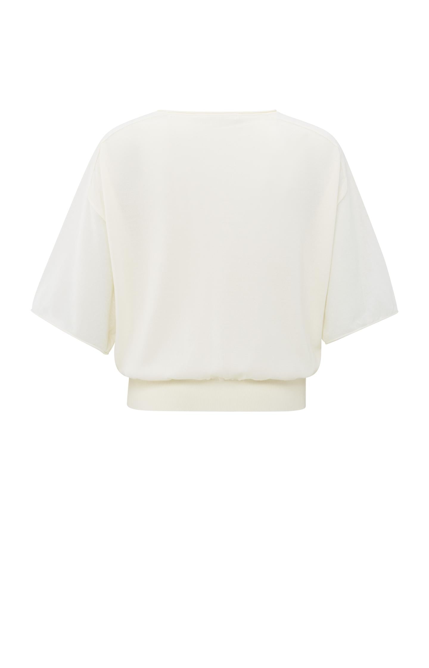 Lichtgewicht trui met boothals en semi-transparante mouwen. De verfijnde stof en losse pasvorm zorgen voor een elegante, luchtige look die comfort en stijl combineert – YAYA