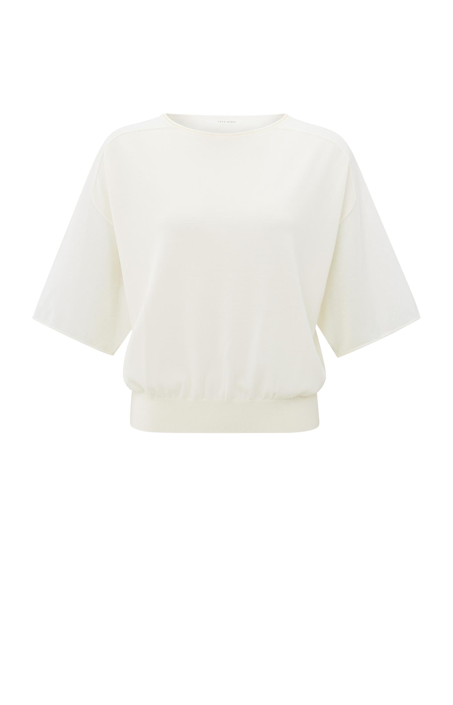 Lichtgewicht trui met boothals en semi-transparante mouwen. De verfijnde stof en losse pasvorm zorgen voor een elegante, luchtige look die comfort en stijl combineert – YAYA