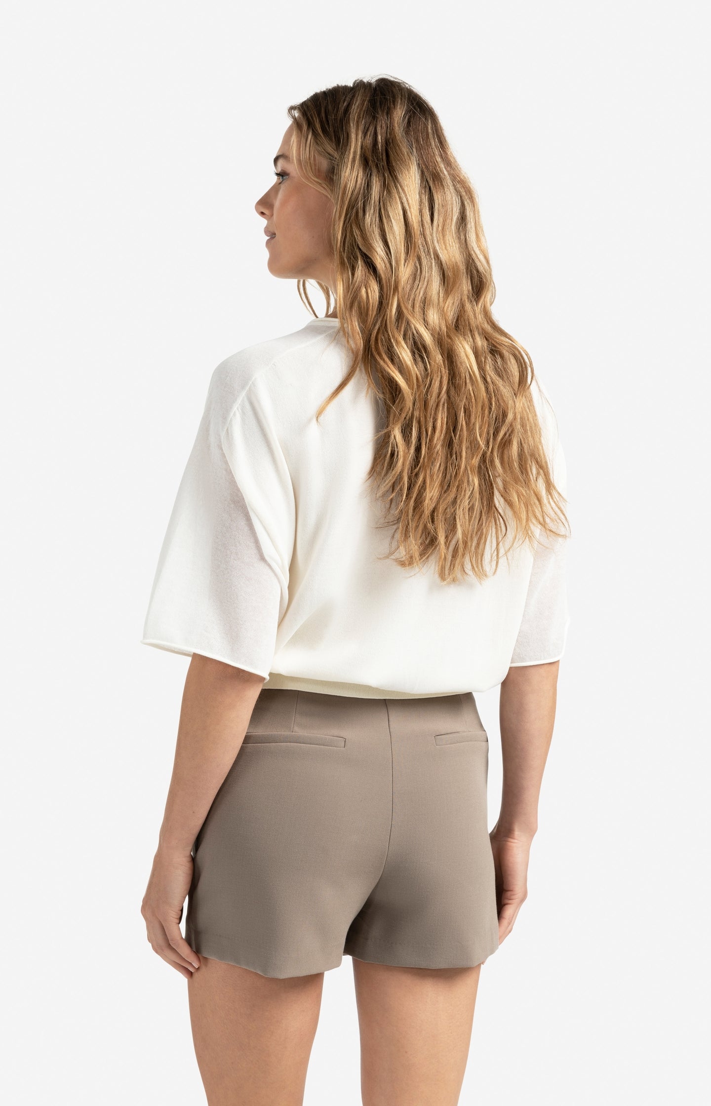 Lichtgewicht trui met boothals en semi-transparante mouwen. De verfijnde stof en losse pasvorm zorgen voor een elegante, luchtige look die comfort en stijl combineert – YAYA