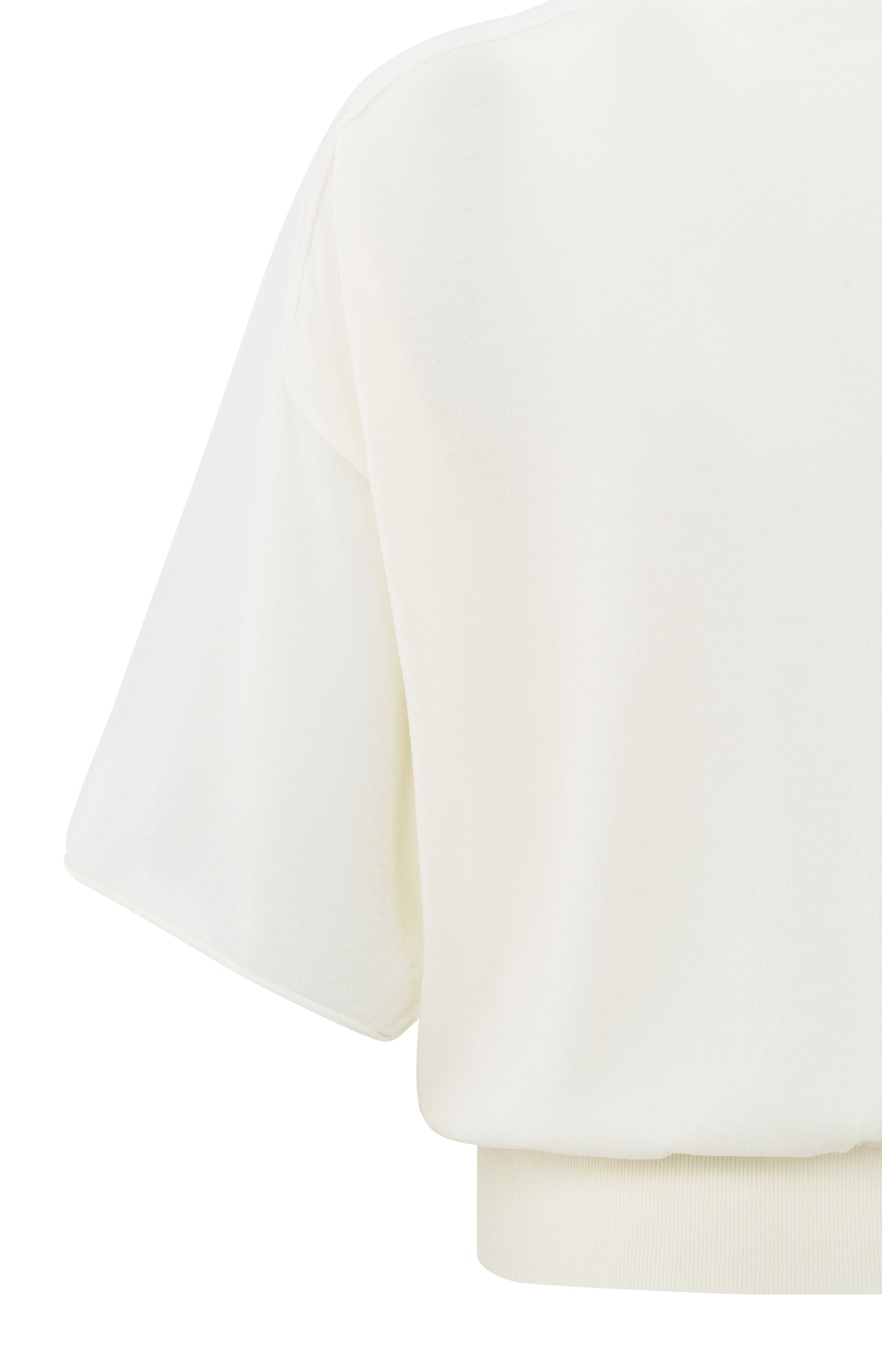 Lichtgewicht trui met boothals en semi-transparante mouwen. De verfijnde stof en losse pasvorm zorgen voor een elegante, luchtige look die comfort en stijl combineert – YAYA