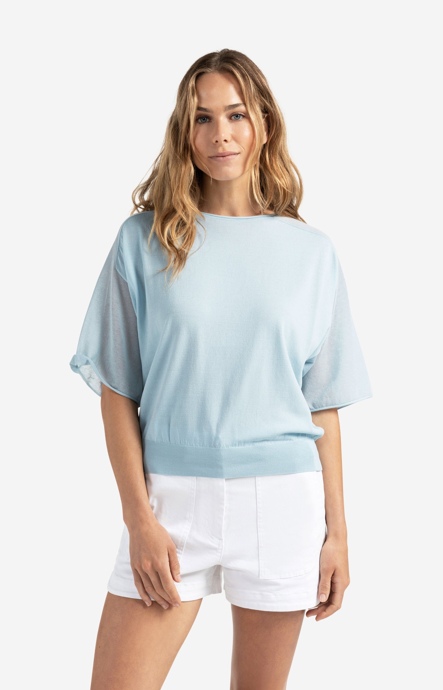 Lichtblauwe trui met boothals en transparante mouwen. De luchtige stof en losse pasvorm geven deze top een elegante en zomerse uitstraling – YAYA