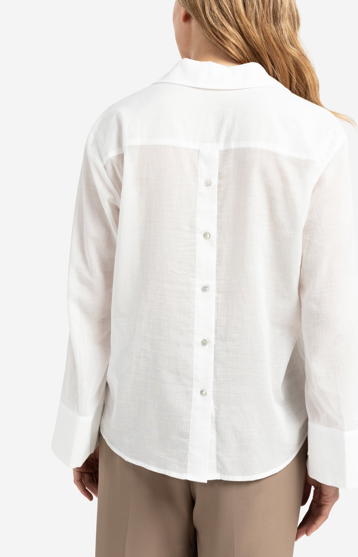 Boyfriend blouse with buttons on the back