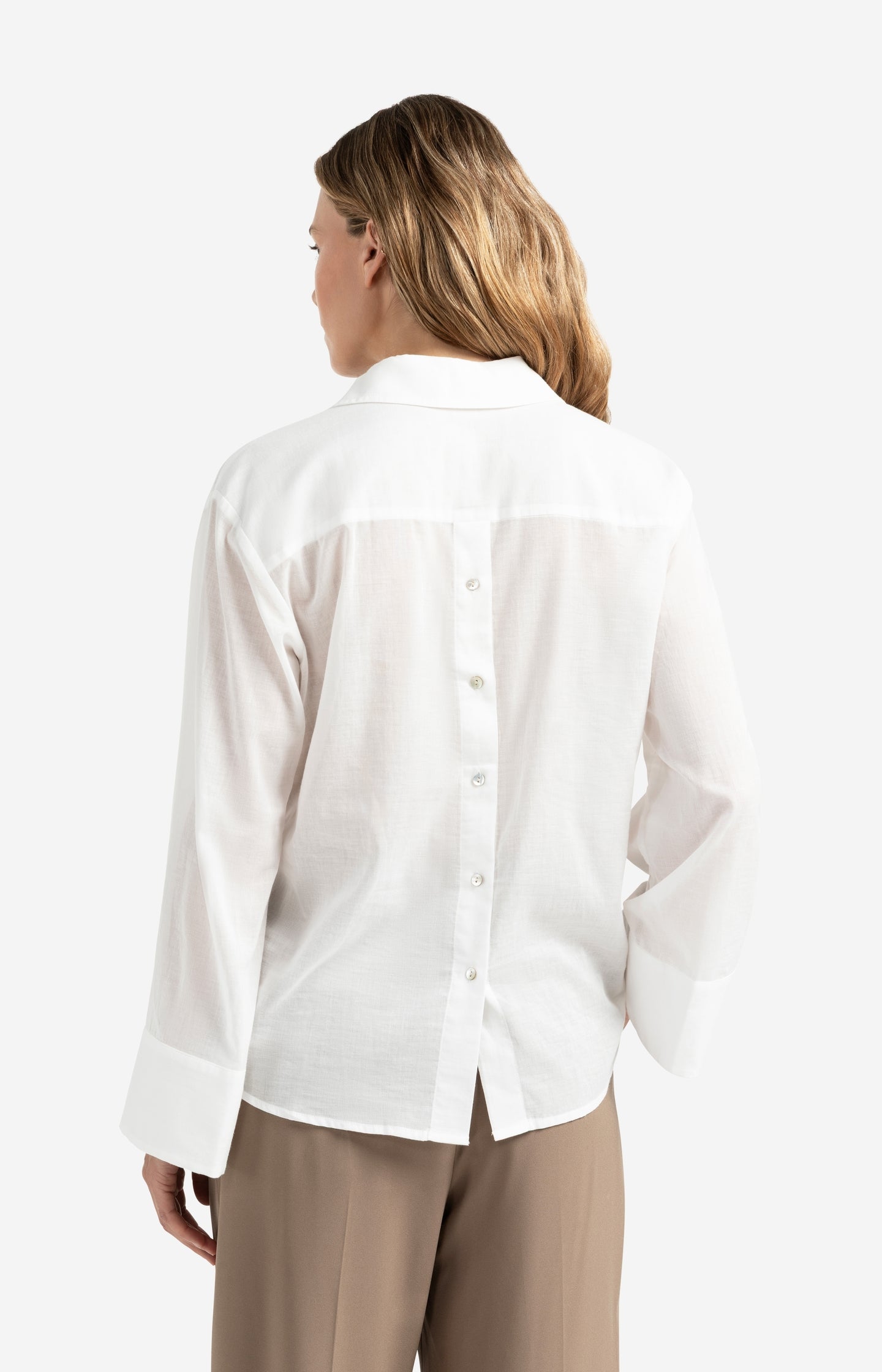 Boyfriend blouse with buttons on the back