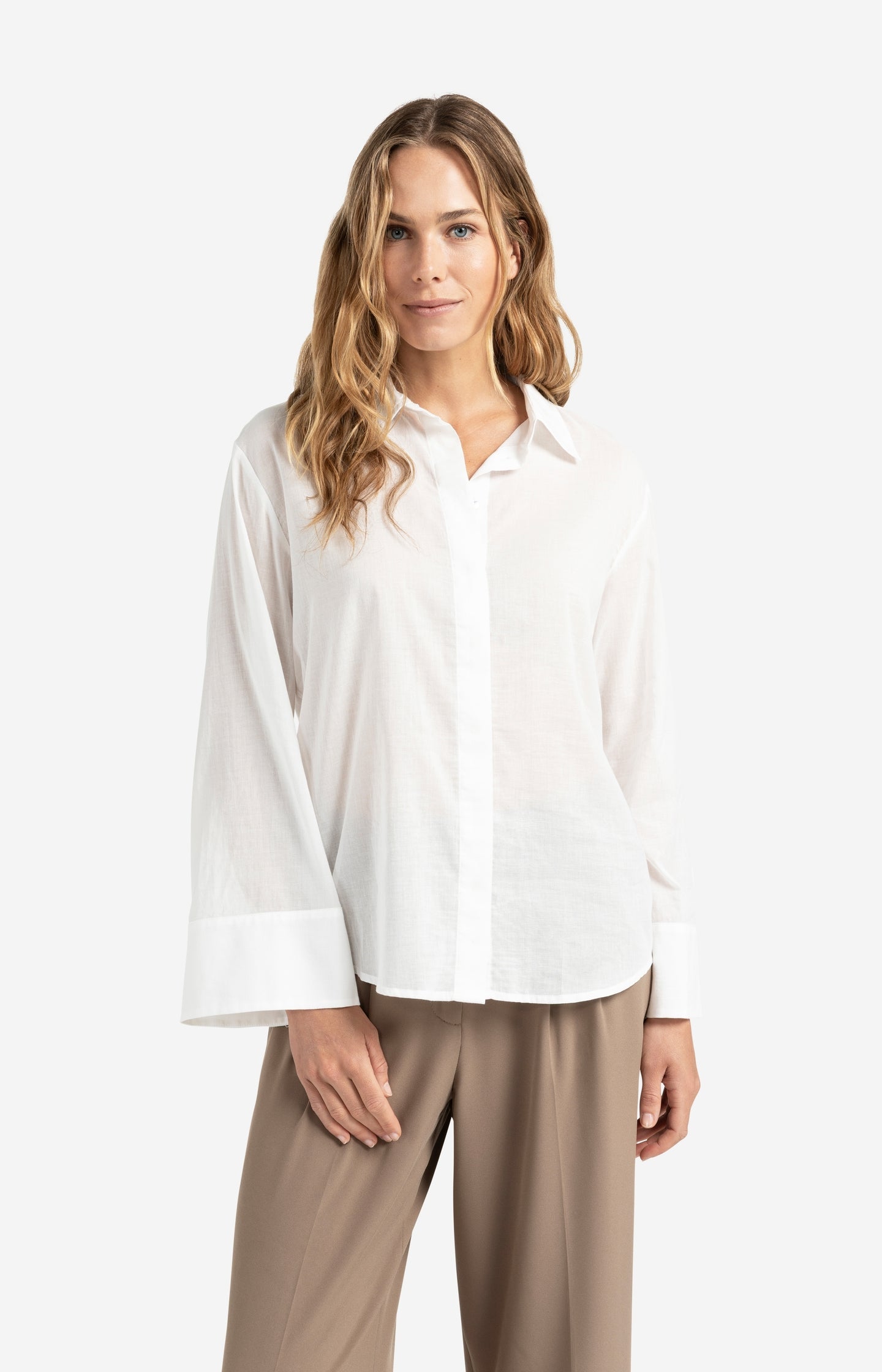 Boyfriend blouse with buttons on the back