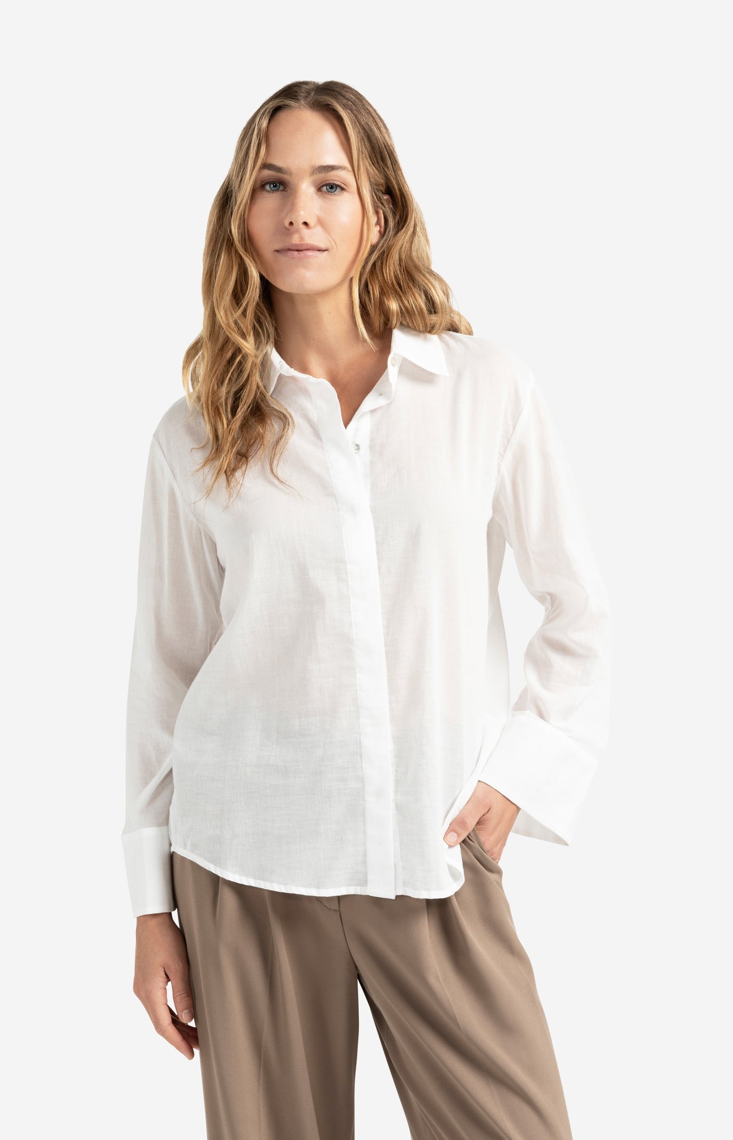 Boyfriend blouse with buttons on the back