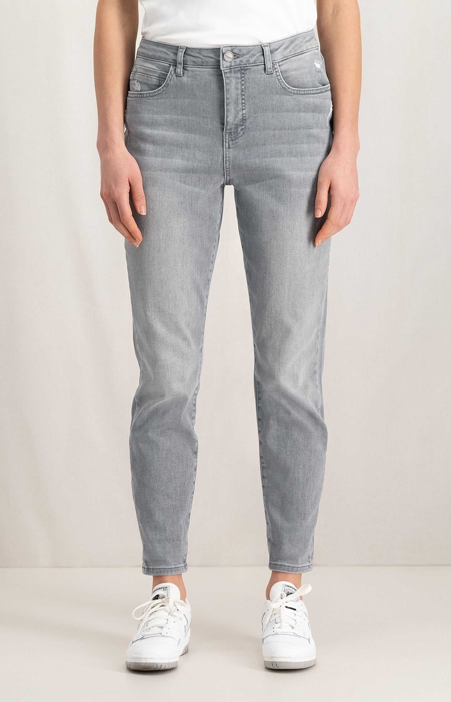 Boyfriend denim with straight leg, five pockets and zip fly
