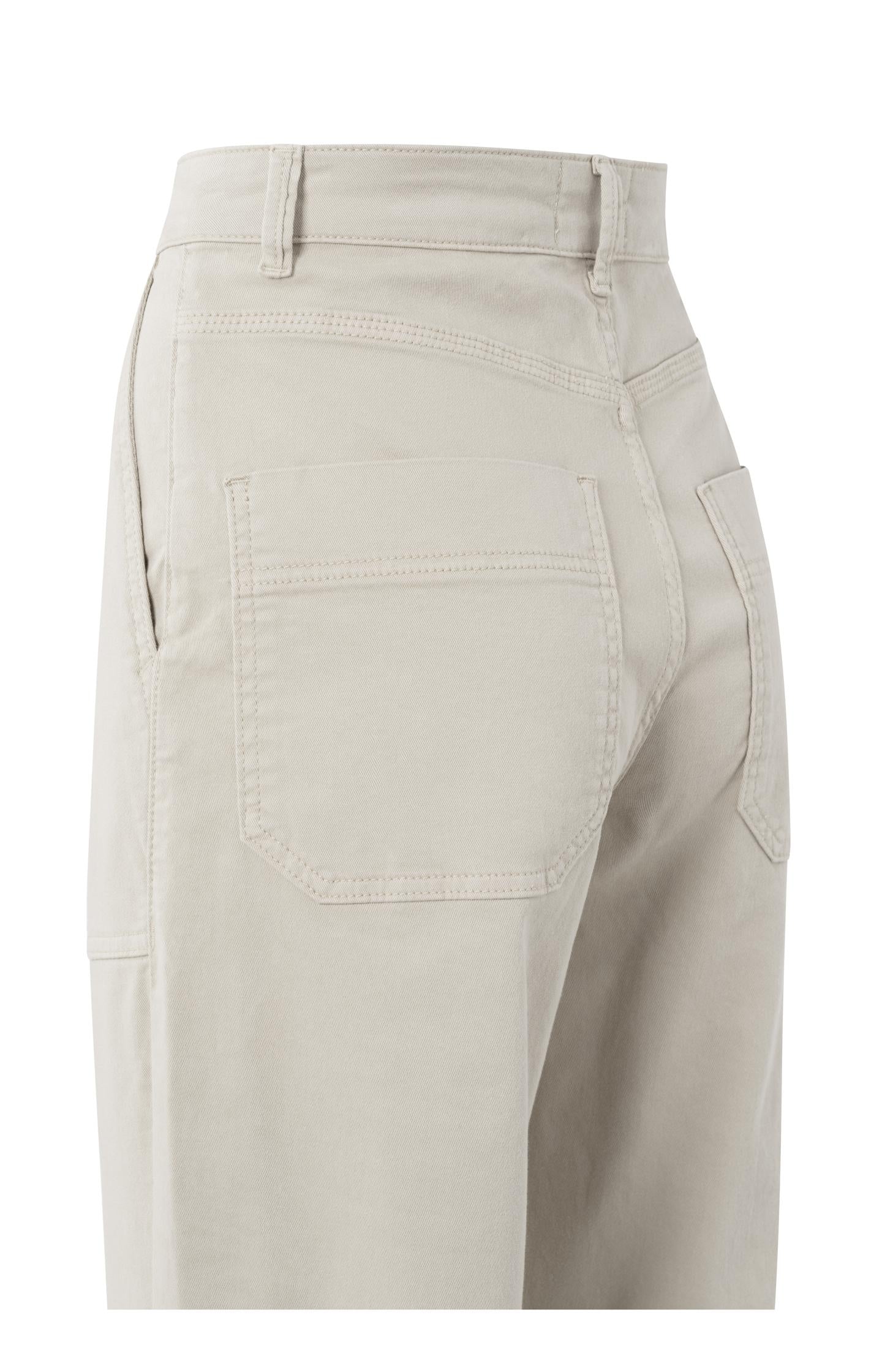 Cargo trousers with pockets and a zip fly in loose fit