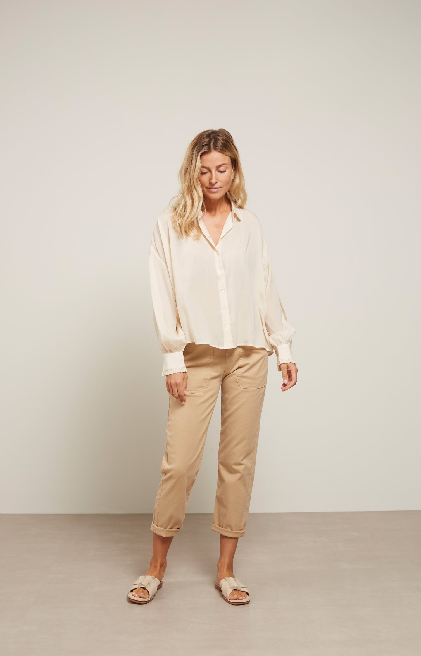 Cargo trousers with pockets and a zip fly in loose fit
