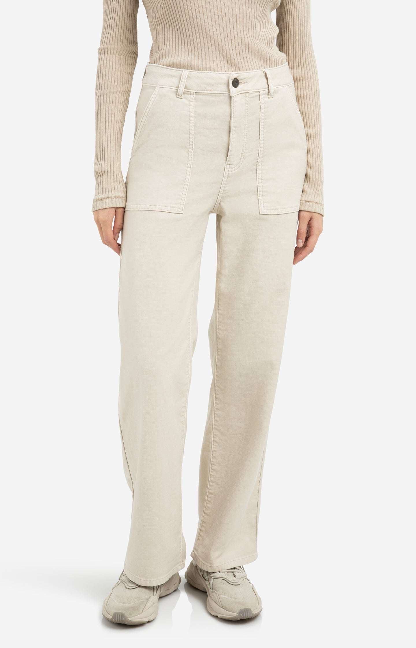 Cargo trousers with straight legs and patch pockets (L32)