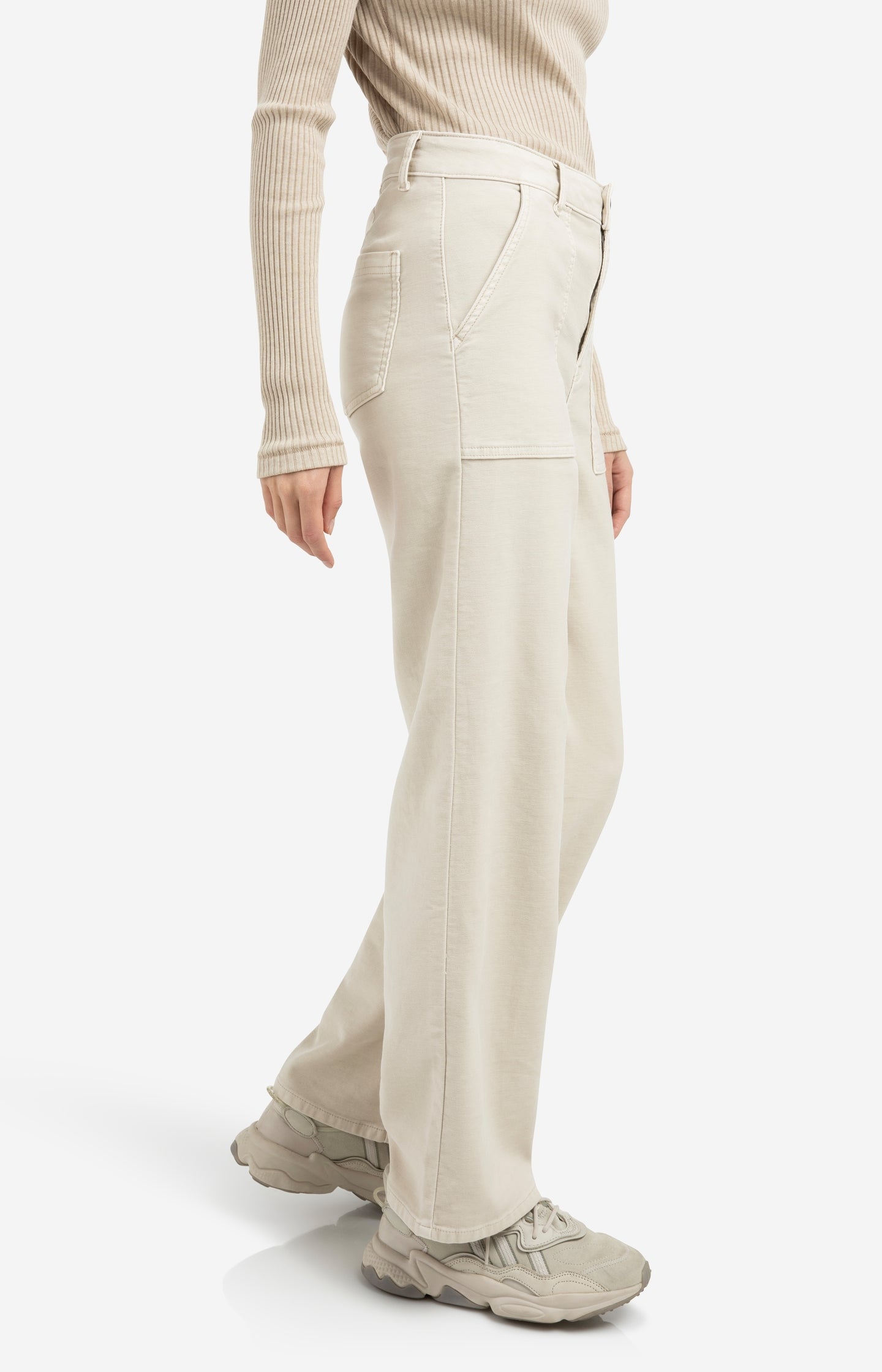 Cargo trousers with straight legs and patch pockets (L32)