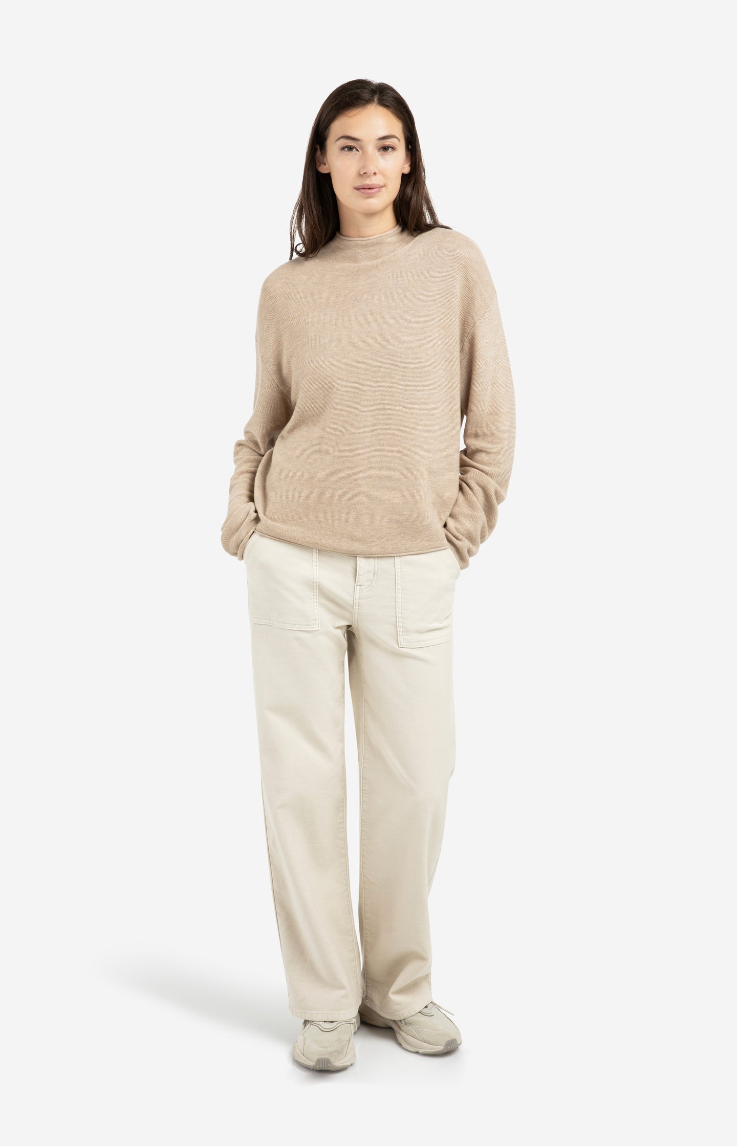 Cargo trousers with straight legs and patch pockets (L32)