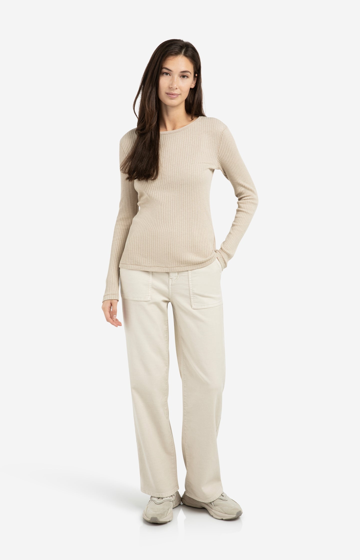 Cargo trousers with straight legs and patch pockets (L32)