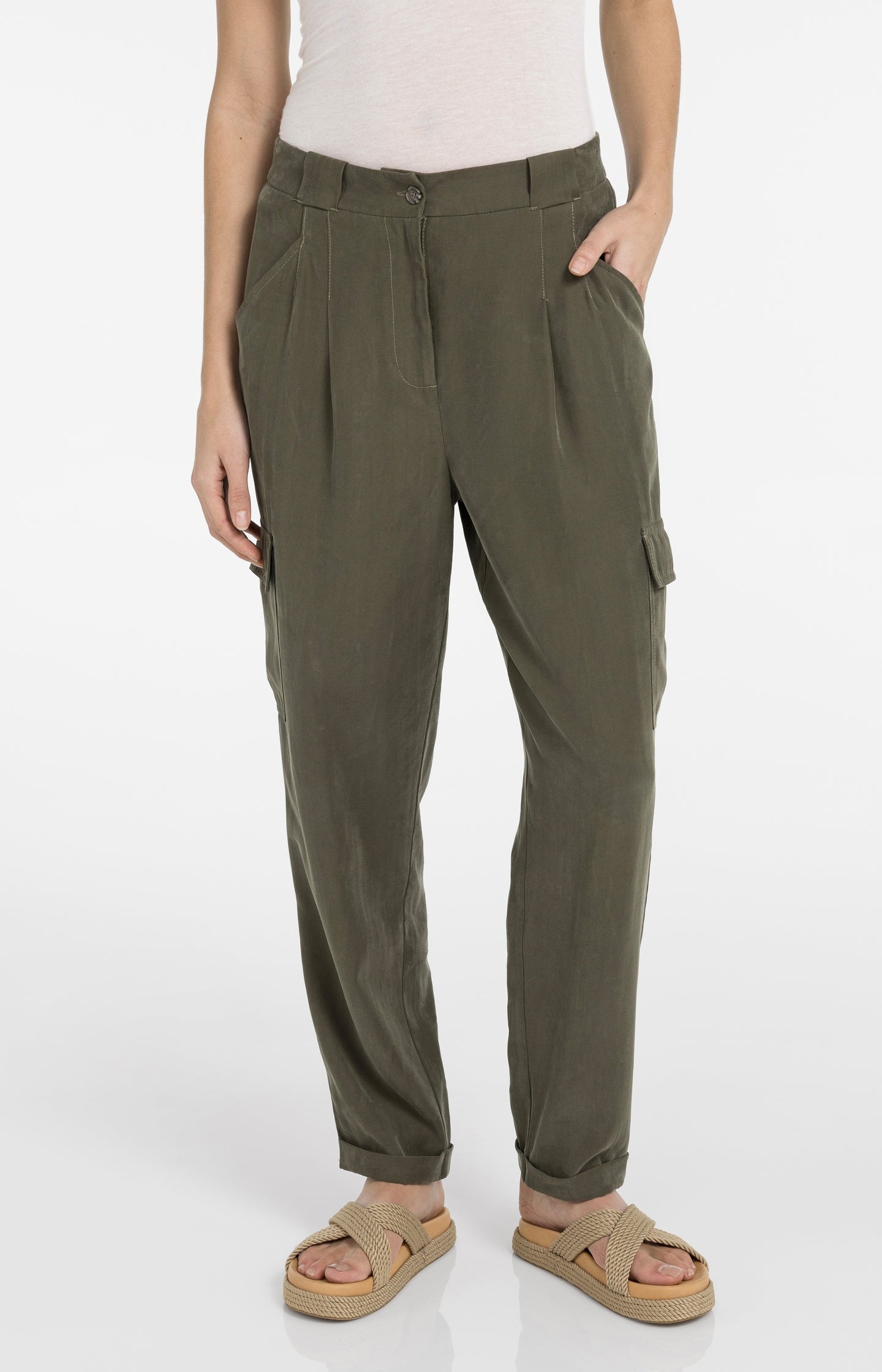 Cargo trousers with straight legs and pleats