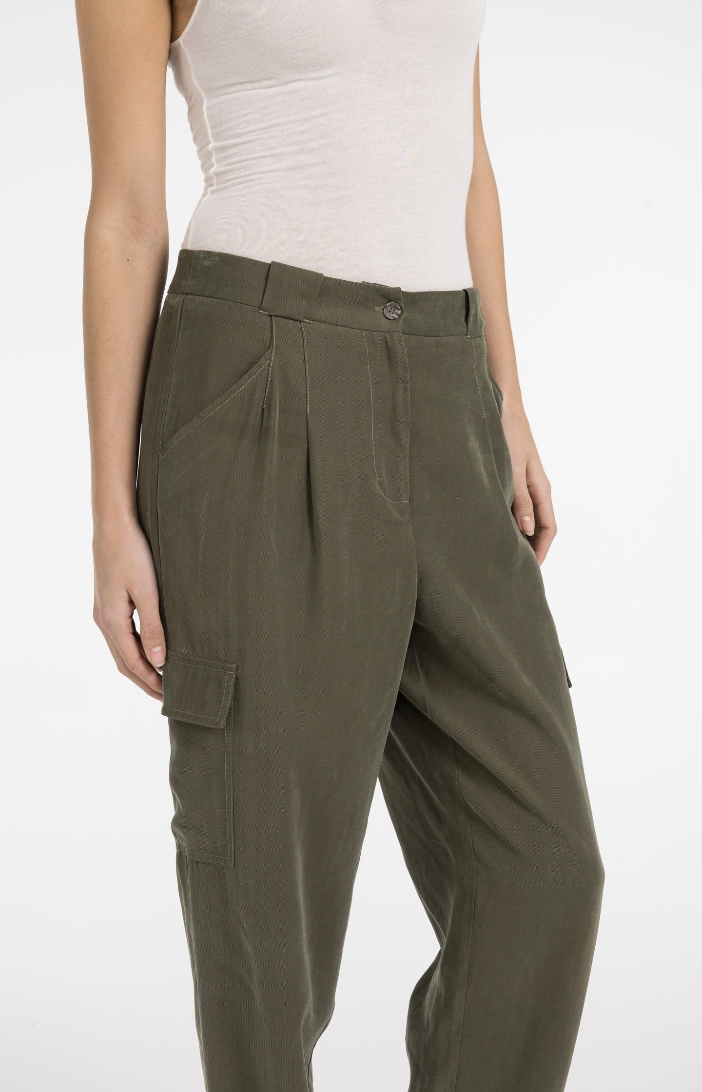 Cargo trousers with straight legs and pleats